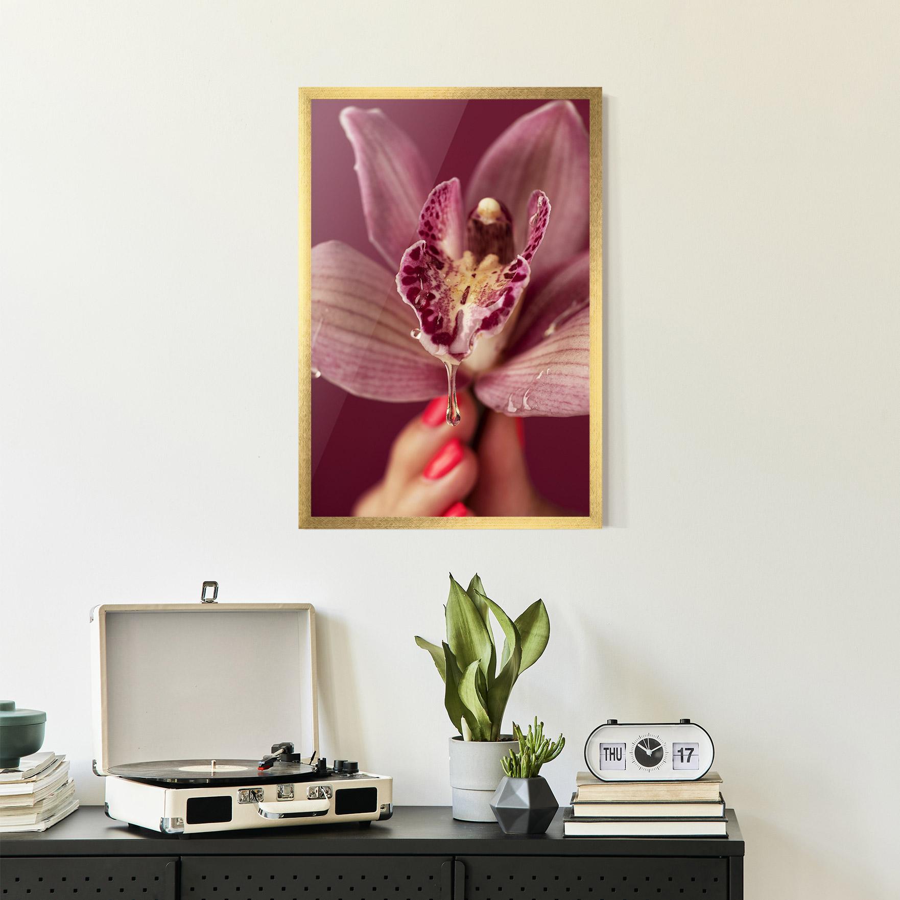 Рамкиран постер Wet Orchid mockup 2