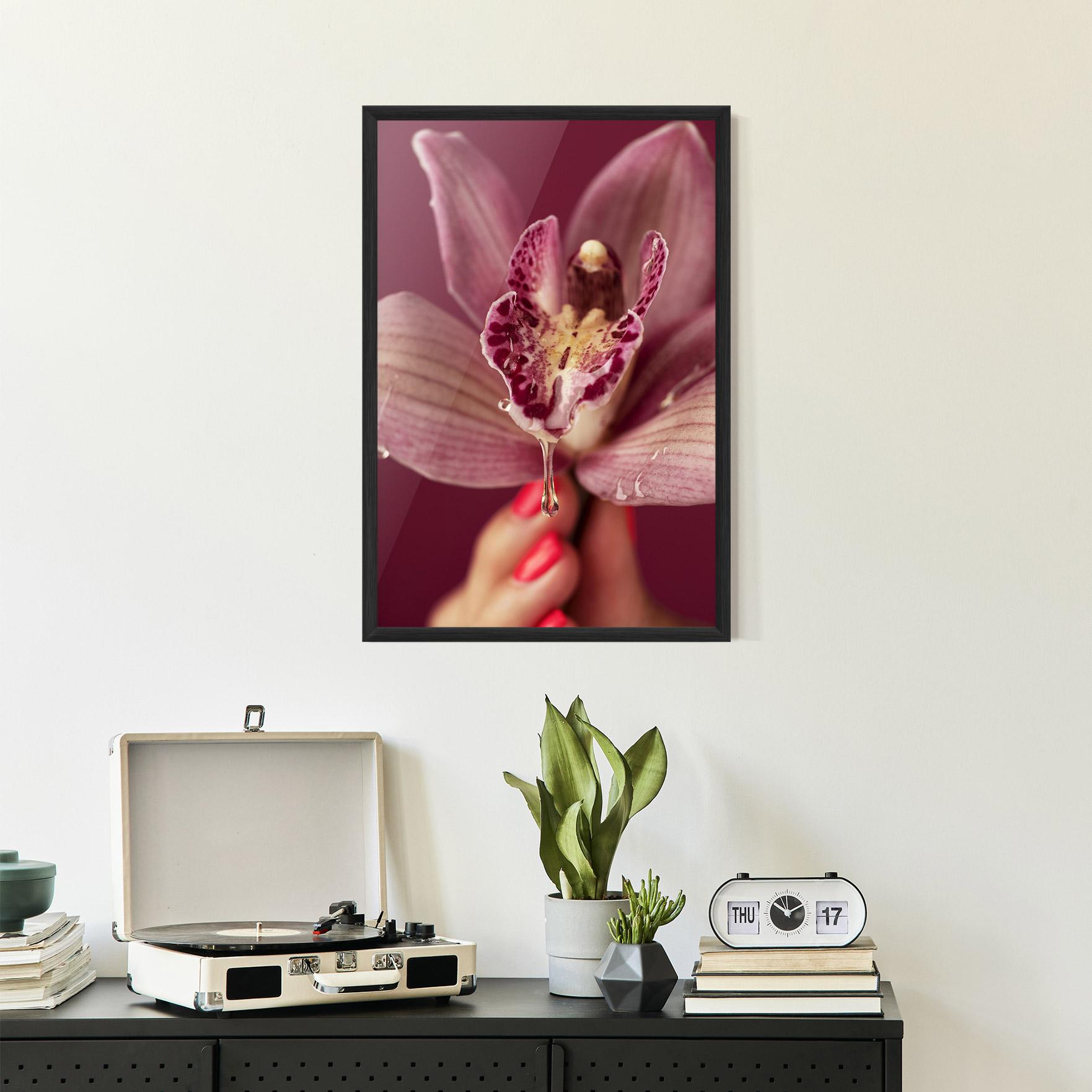 Рамкиран постер Wet Orchid mockup 2
