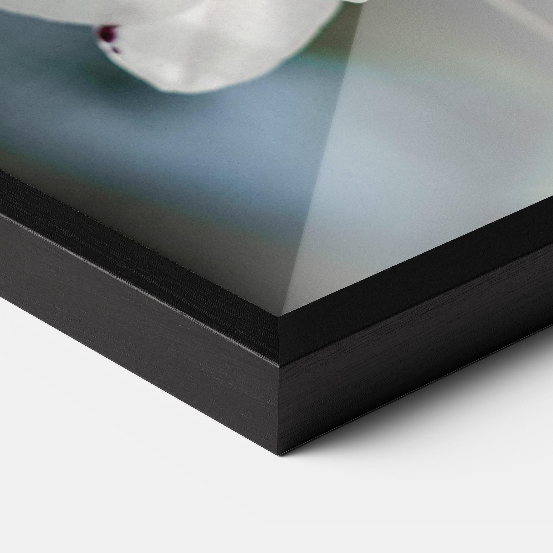 Рамкиран постер Dark Purple Orchid mockup 3