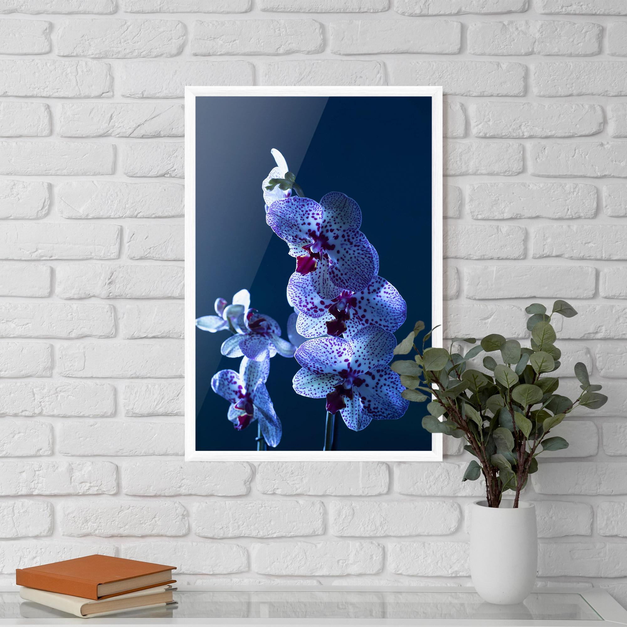 Рамкиран постер Blue Light Orchid mockup 5
