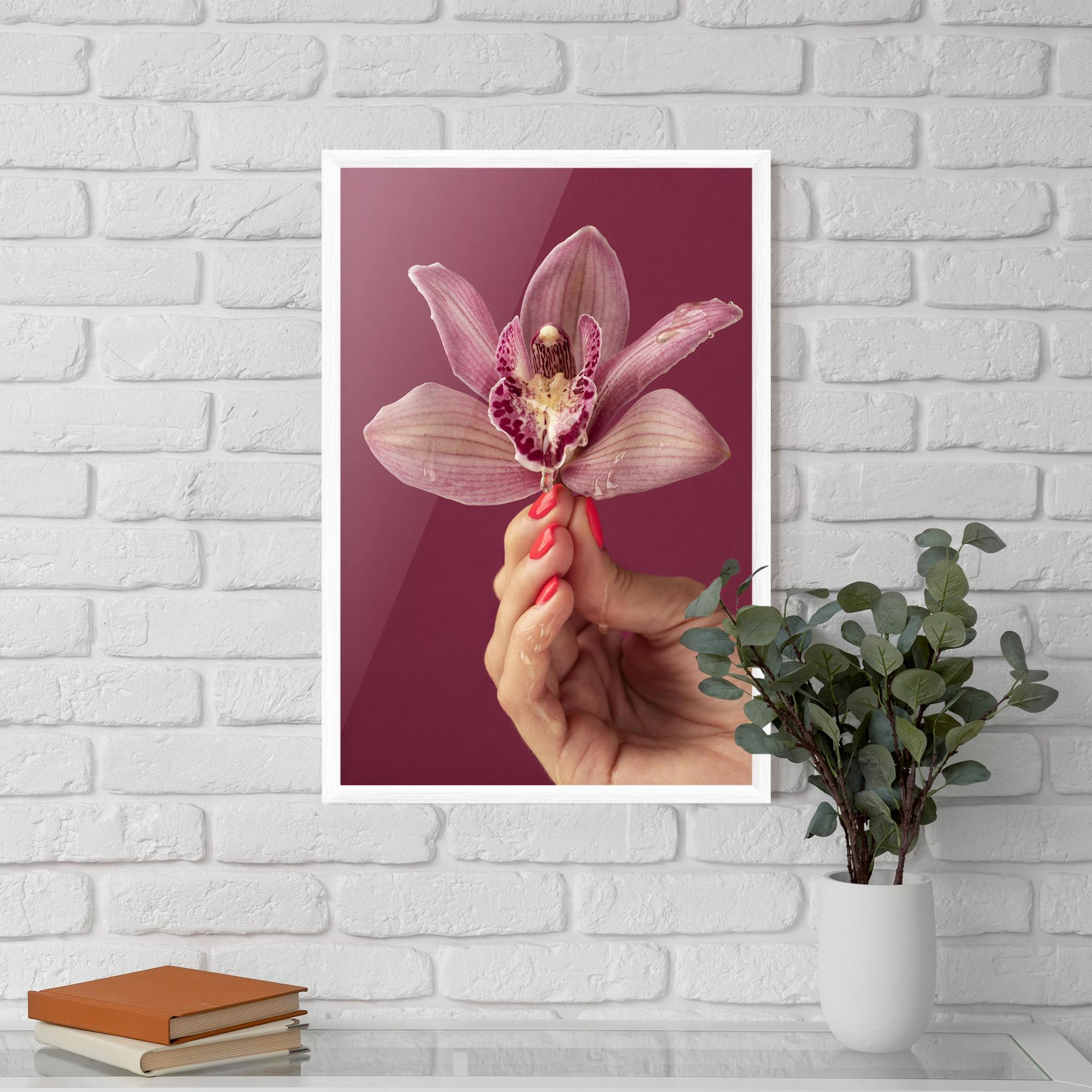Рамкиран постер Orchid Holding mockup 5