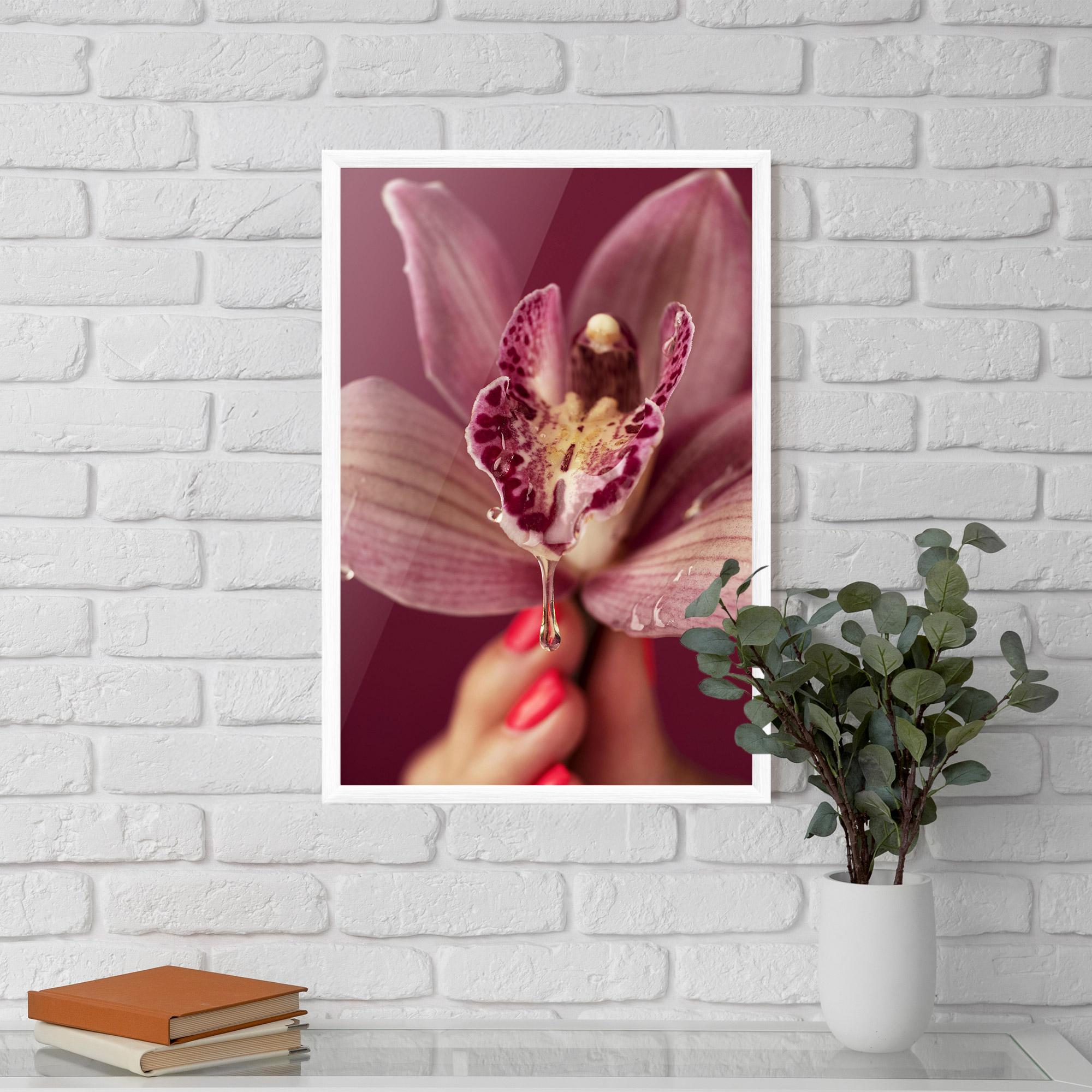 Рамкиран постер Wet Orchid mockup 5