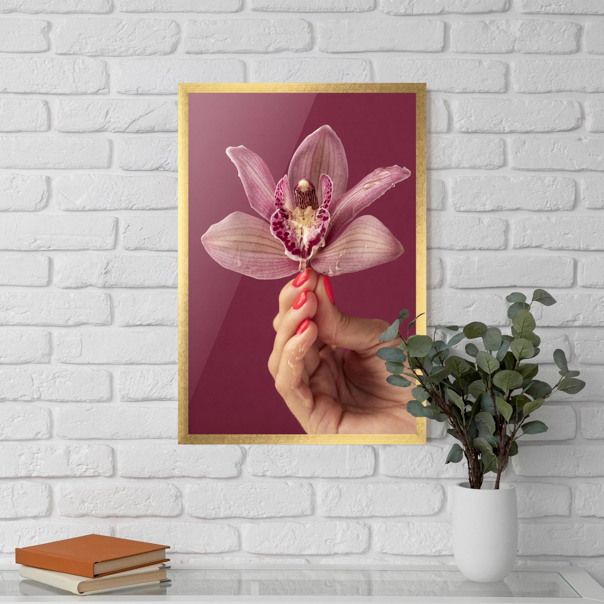 Рамкиран постер Orchid Holding mockup 5