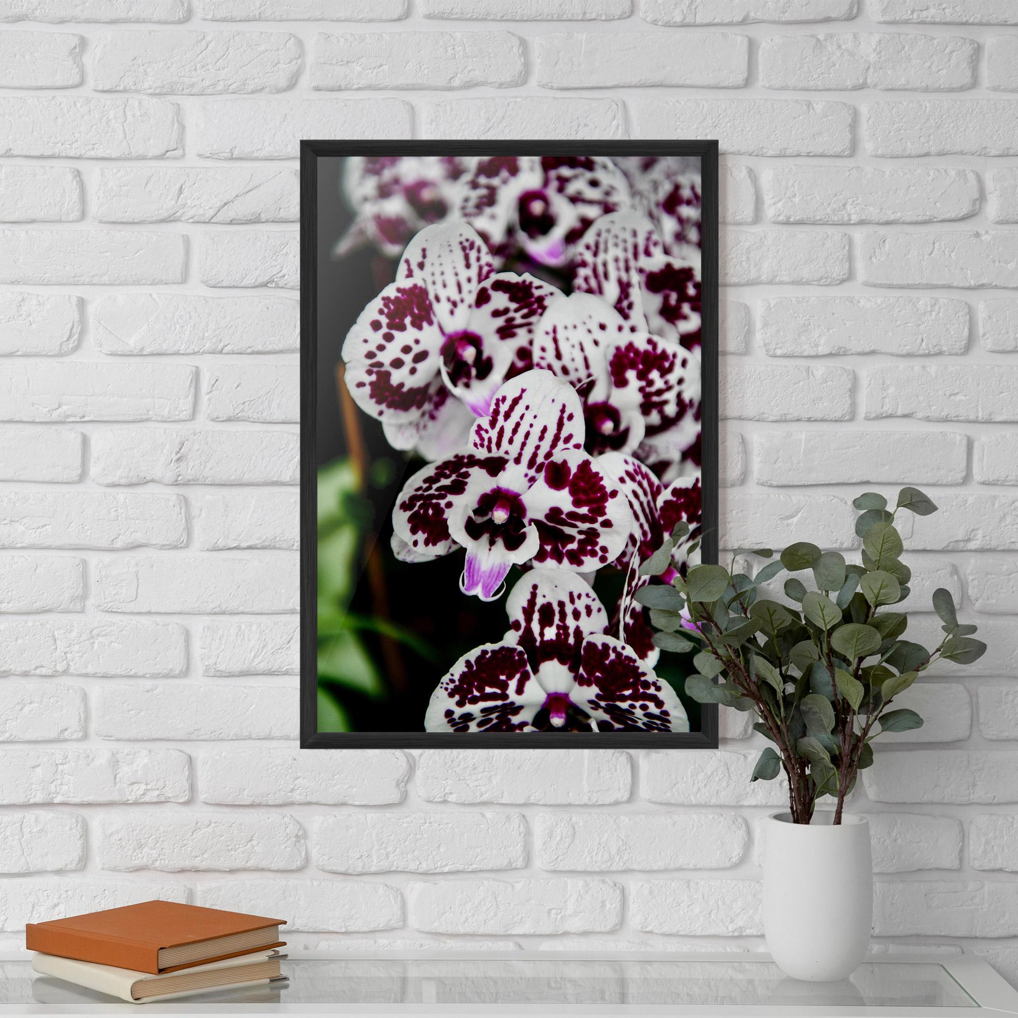 Рамкиран постер Dark Purple Orchids mockup 5