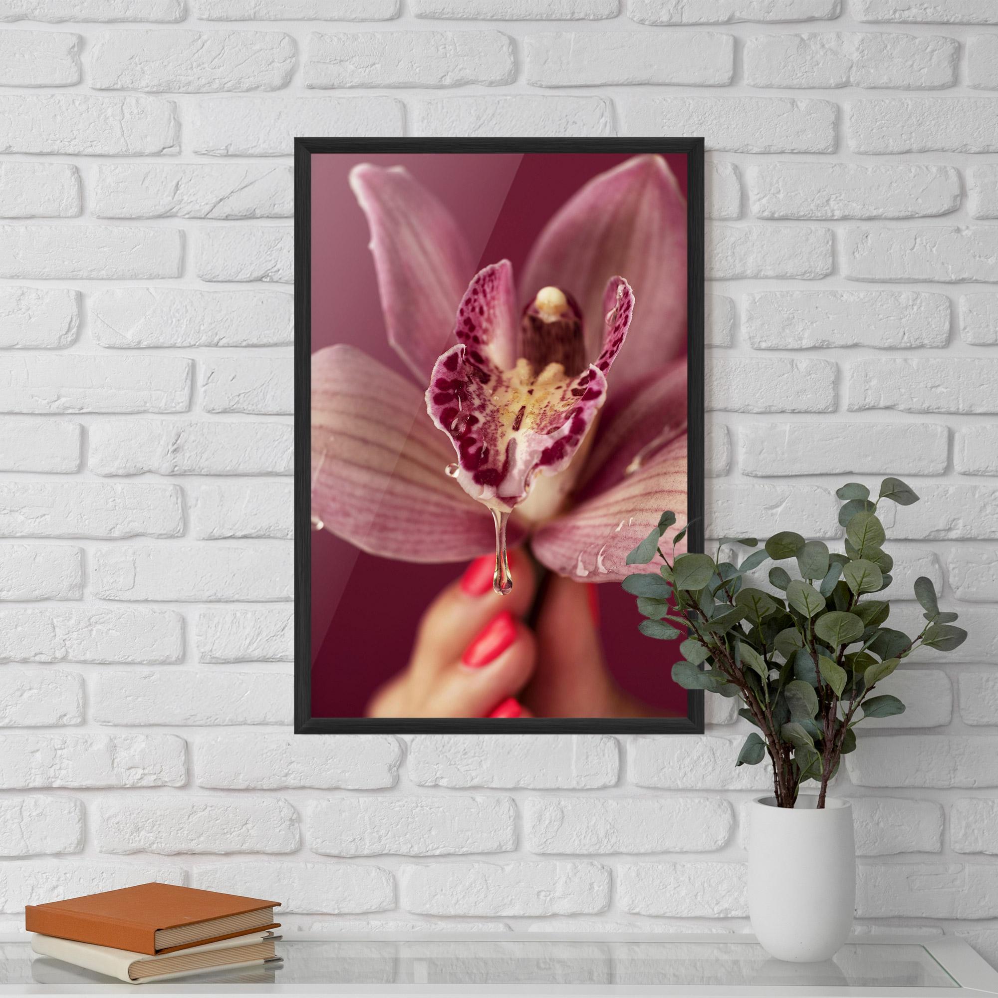 Рамкиран постер Wet Orchid mockup 5