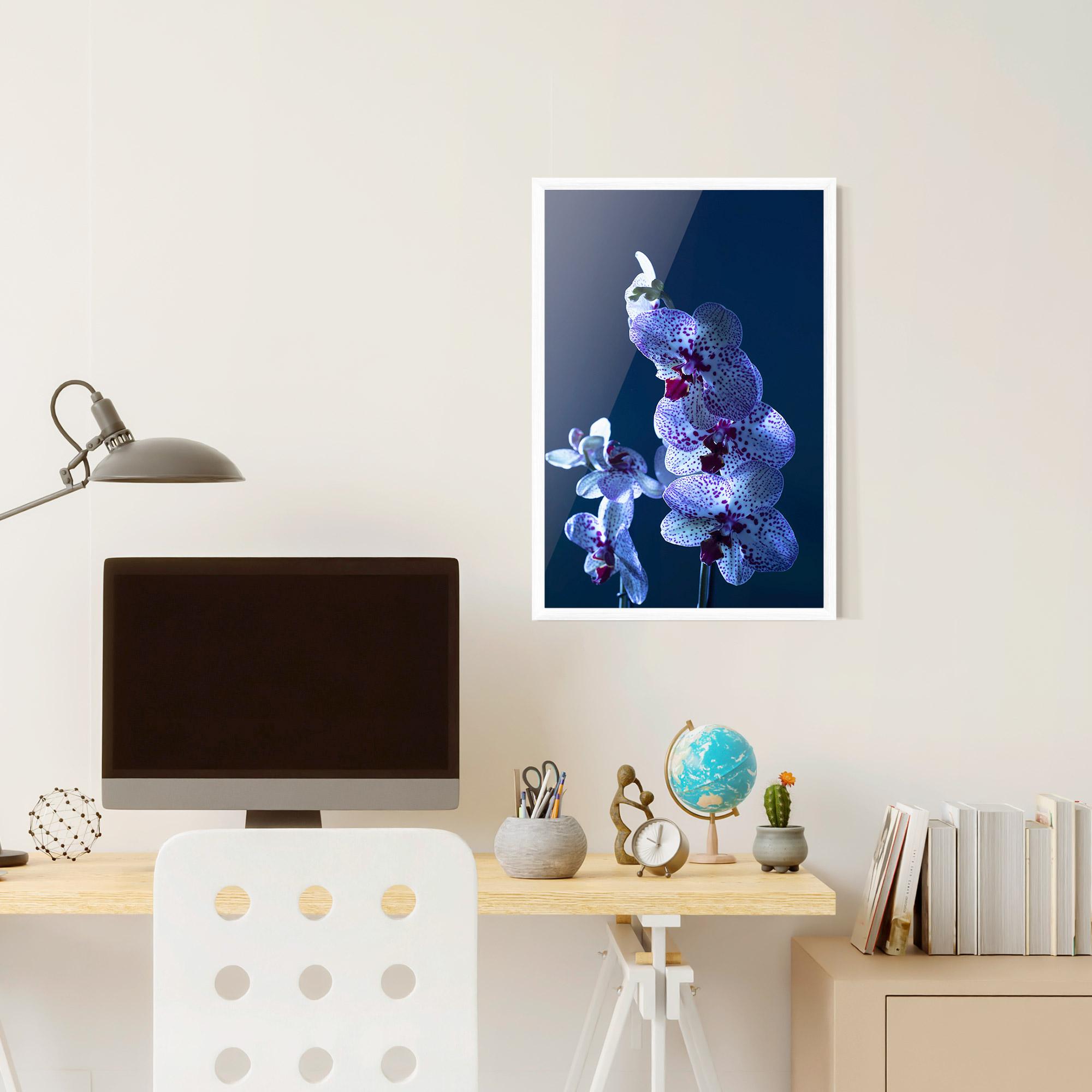 Рамкиран постер Blue Light Orchid mockup 6
