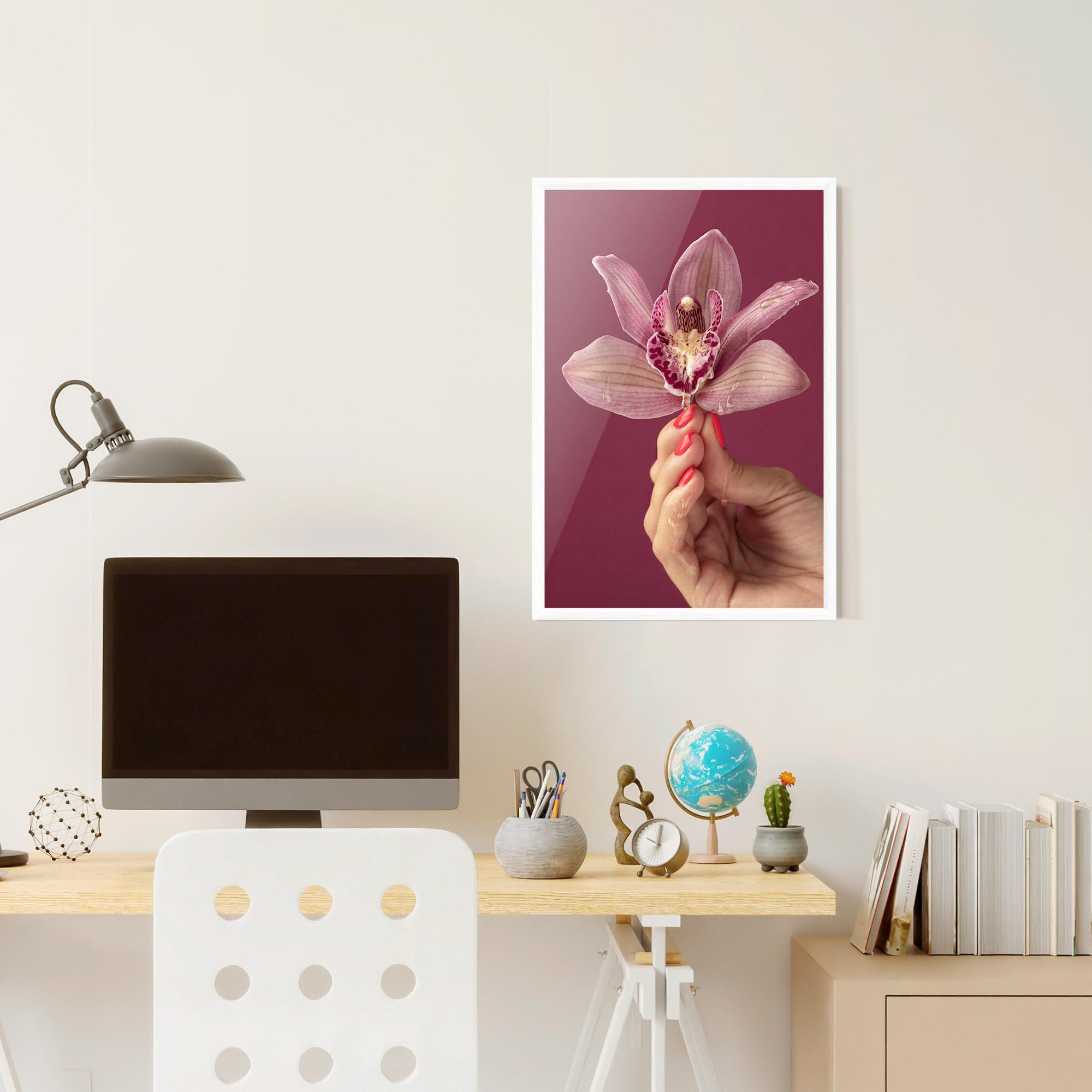 Рамкиран постер Orchid Holding mockup 6