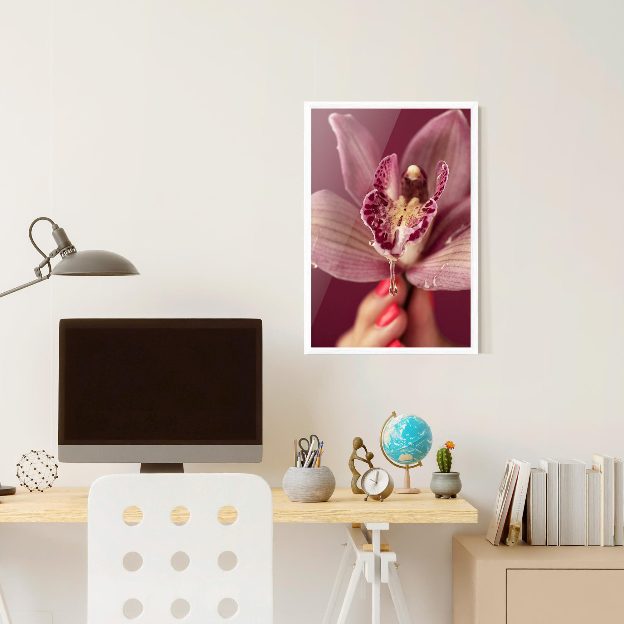 Рамкиран постер Wet Orchid mockup 6