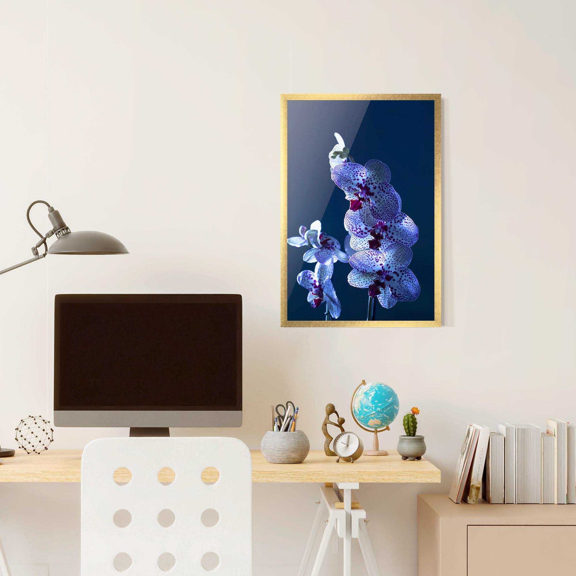 Рамкиран постер Blue Light Orchid mockup 6