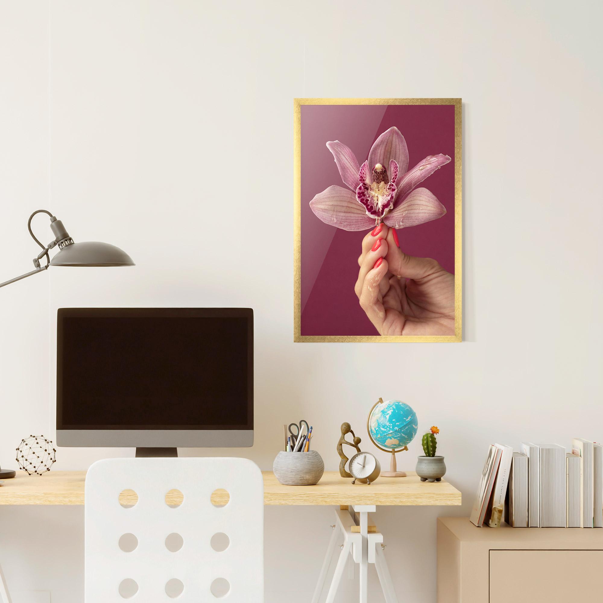 Рамкиран постер Orchid Holding mockup 6
