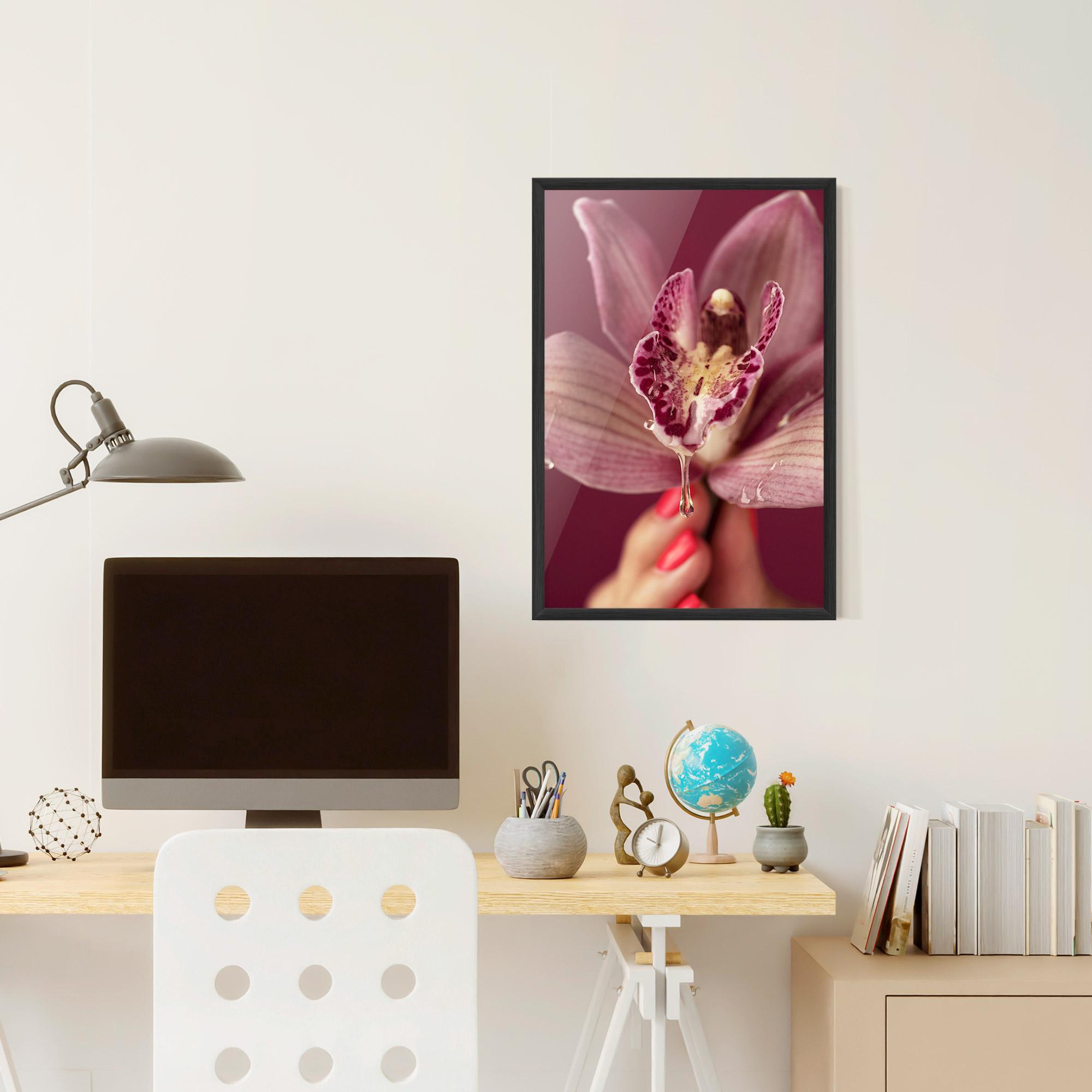 Рамкиран постер Wet Orchid mockup 6