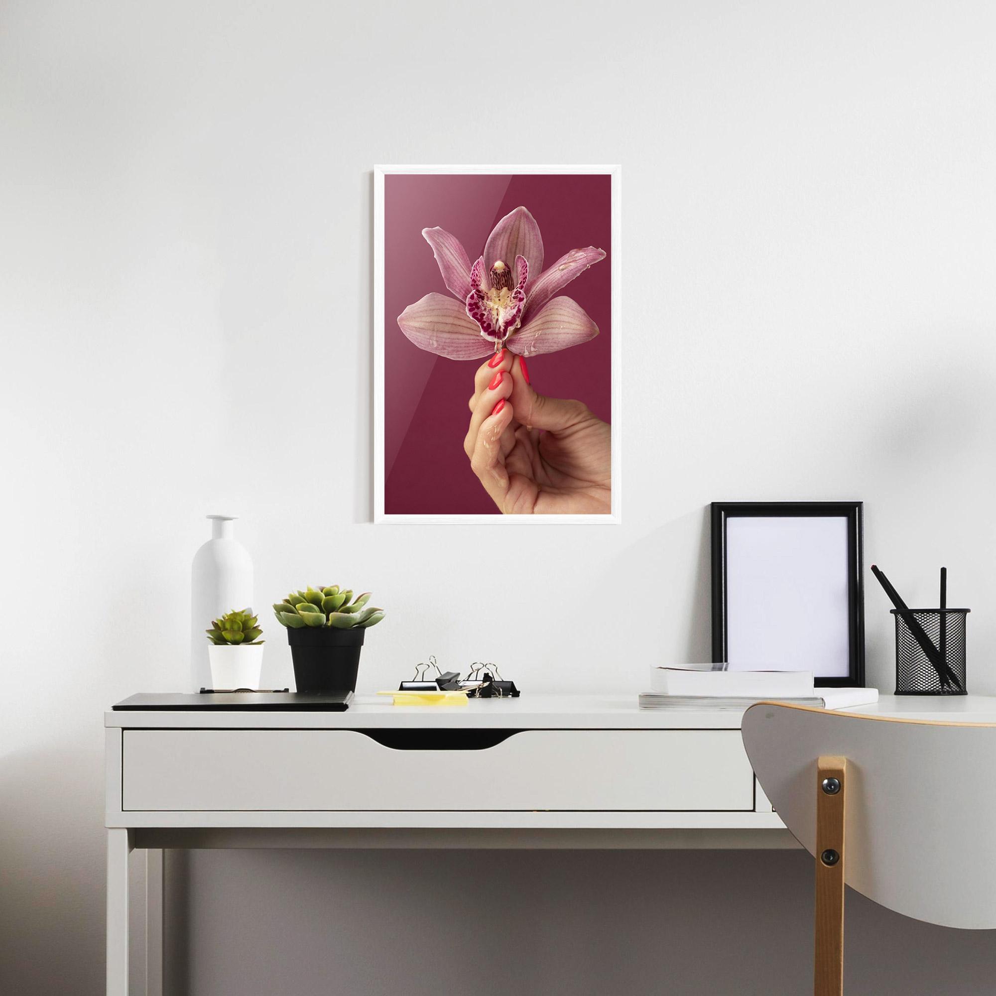 Рамкиран постер Orchid Holding mockup 7