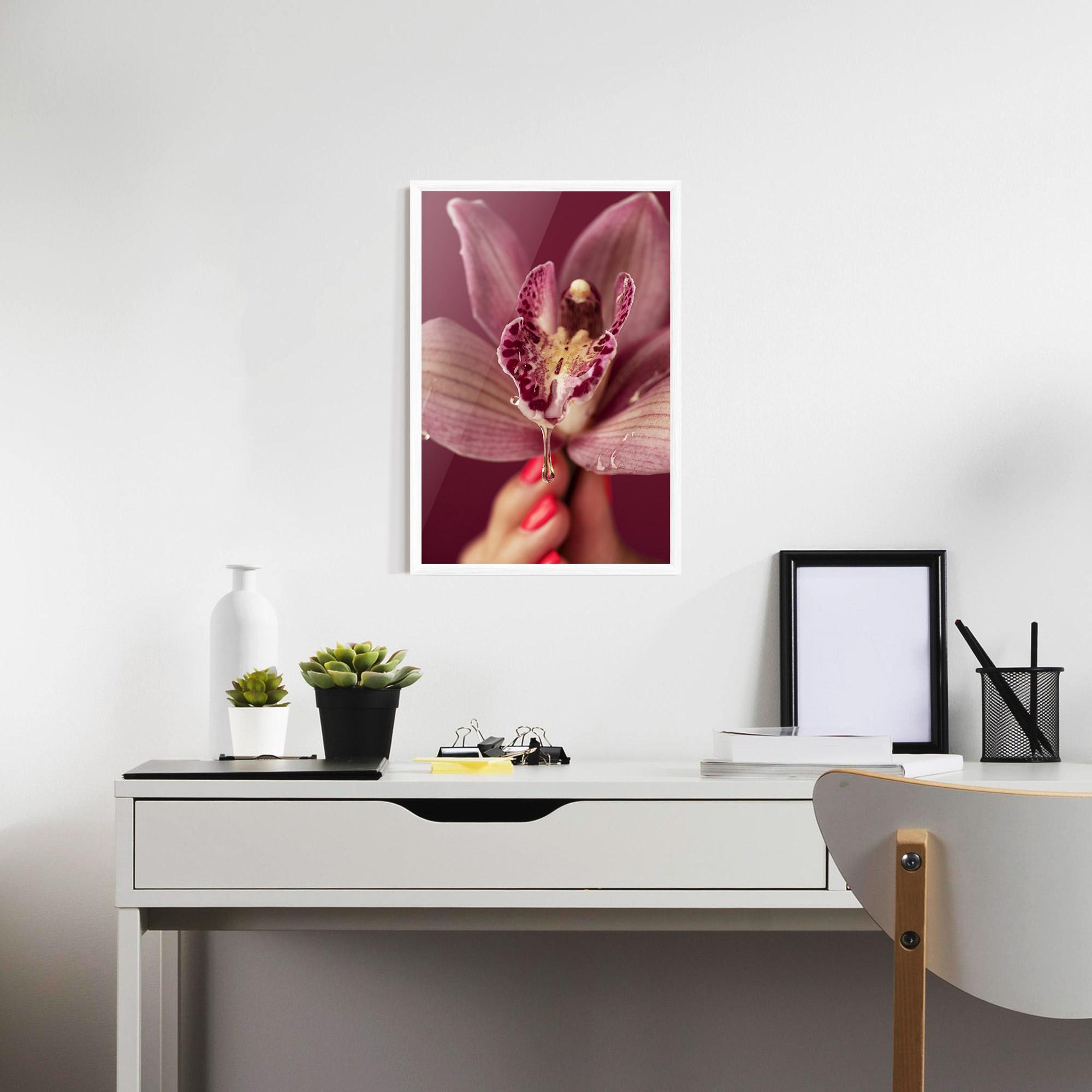 Рамкиран постер Wet Orchid mockup 7