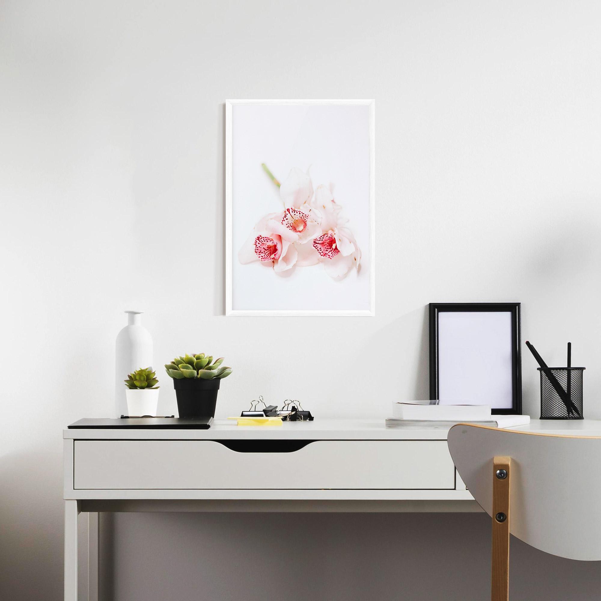Рамкиран постер White Orchid With Pink mockup 7