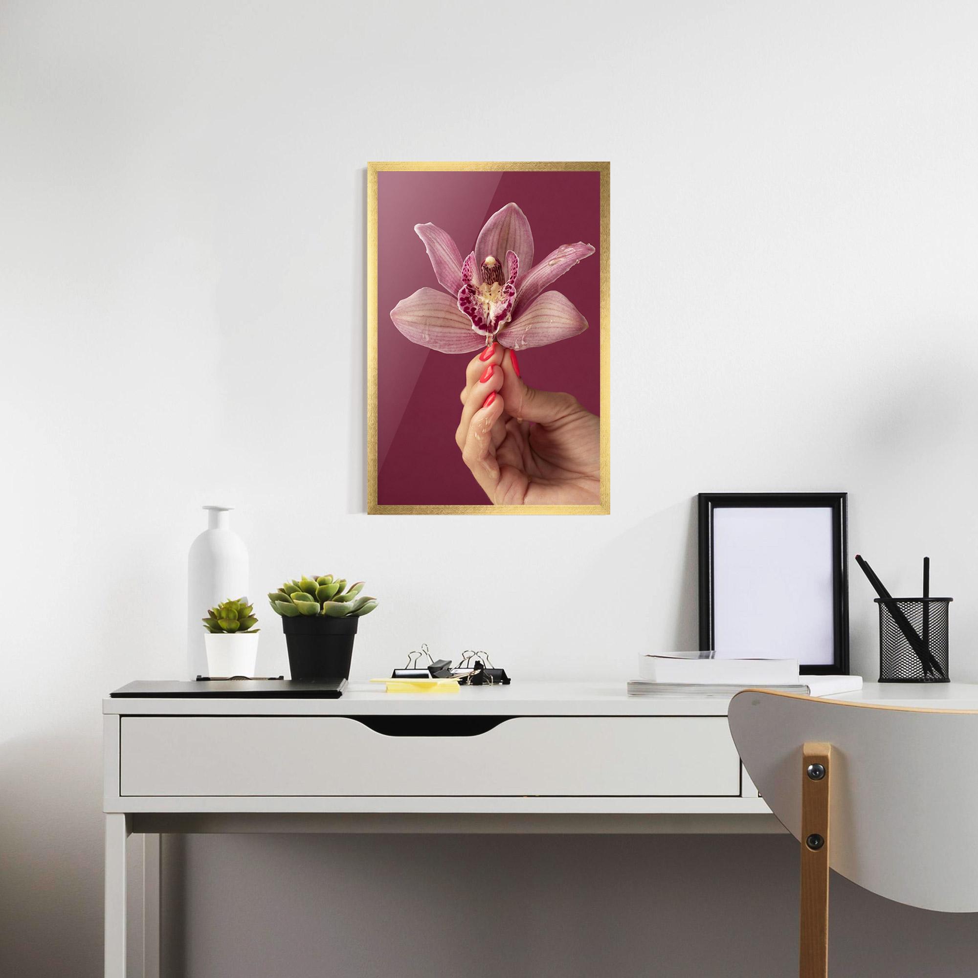 Рамкиран постер Orchid Holding mockup 7