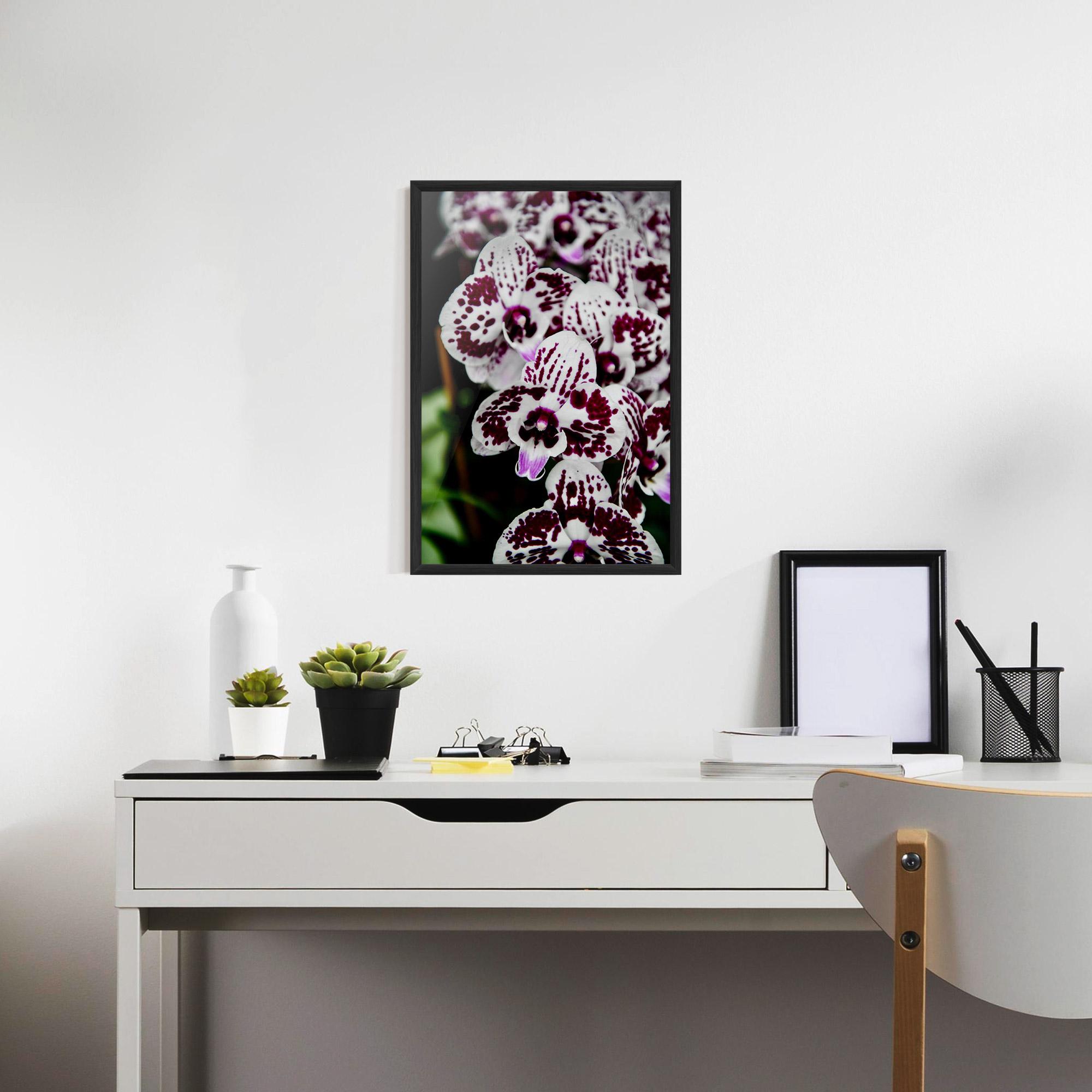 Рамкиран постер Dark Purple Orchids mockup 7