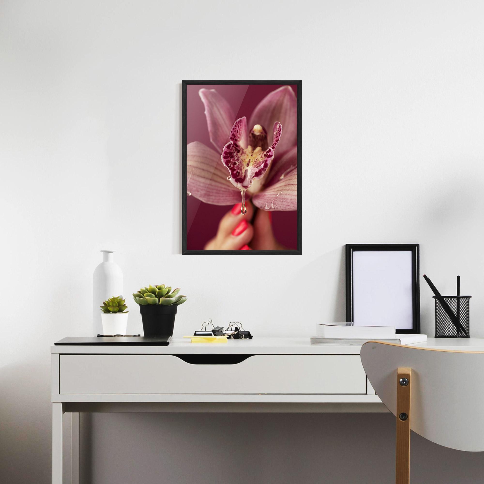 Рамкиран постер Wet Orchid mockup 7