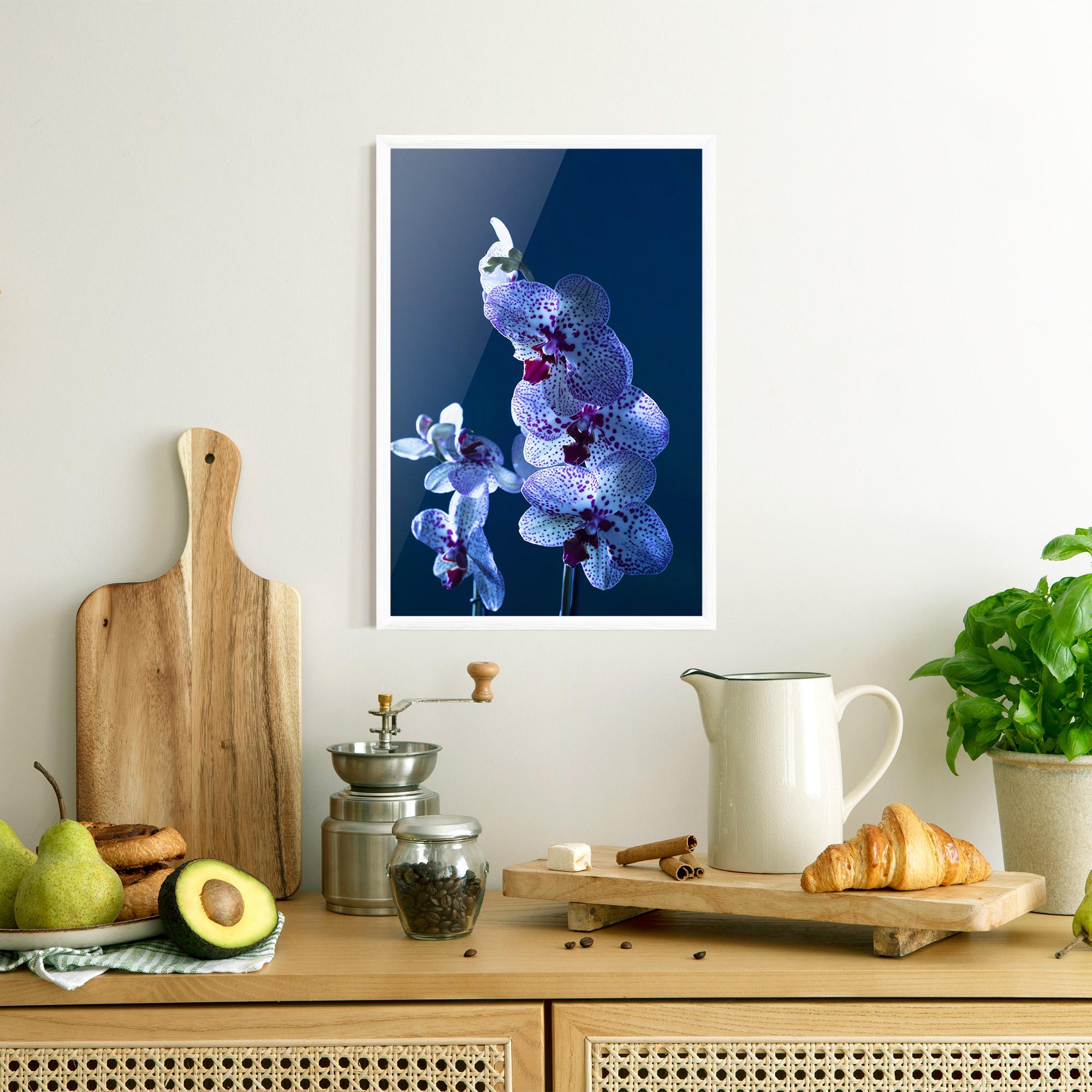 Рамкиран постер Blue Light Orchid mockup 8