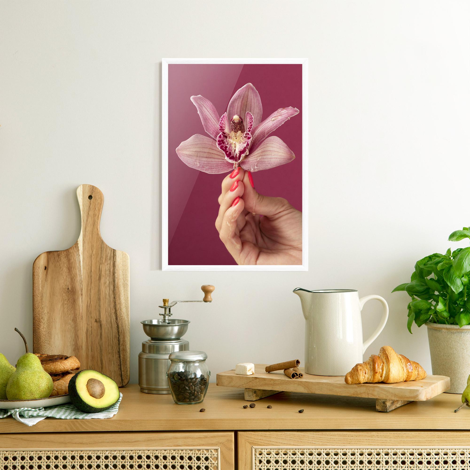 Рамкиран постер Orchid Holding mockup 8