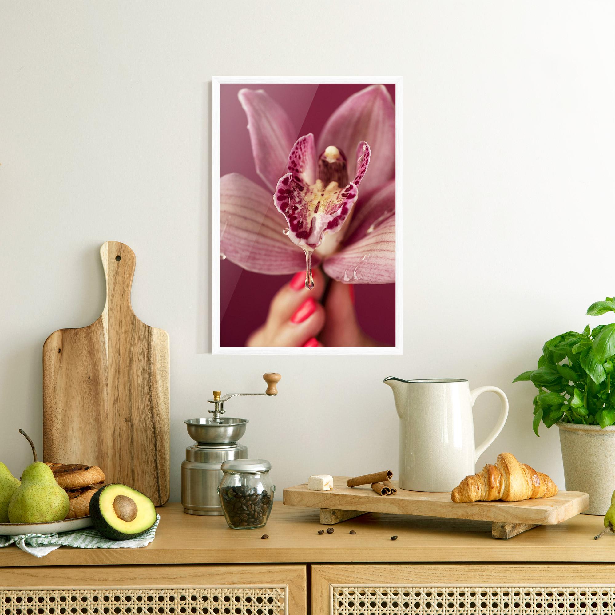 Рамкиран постер Wet Orchid mockup 8
