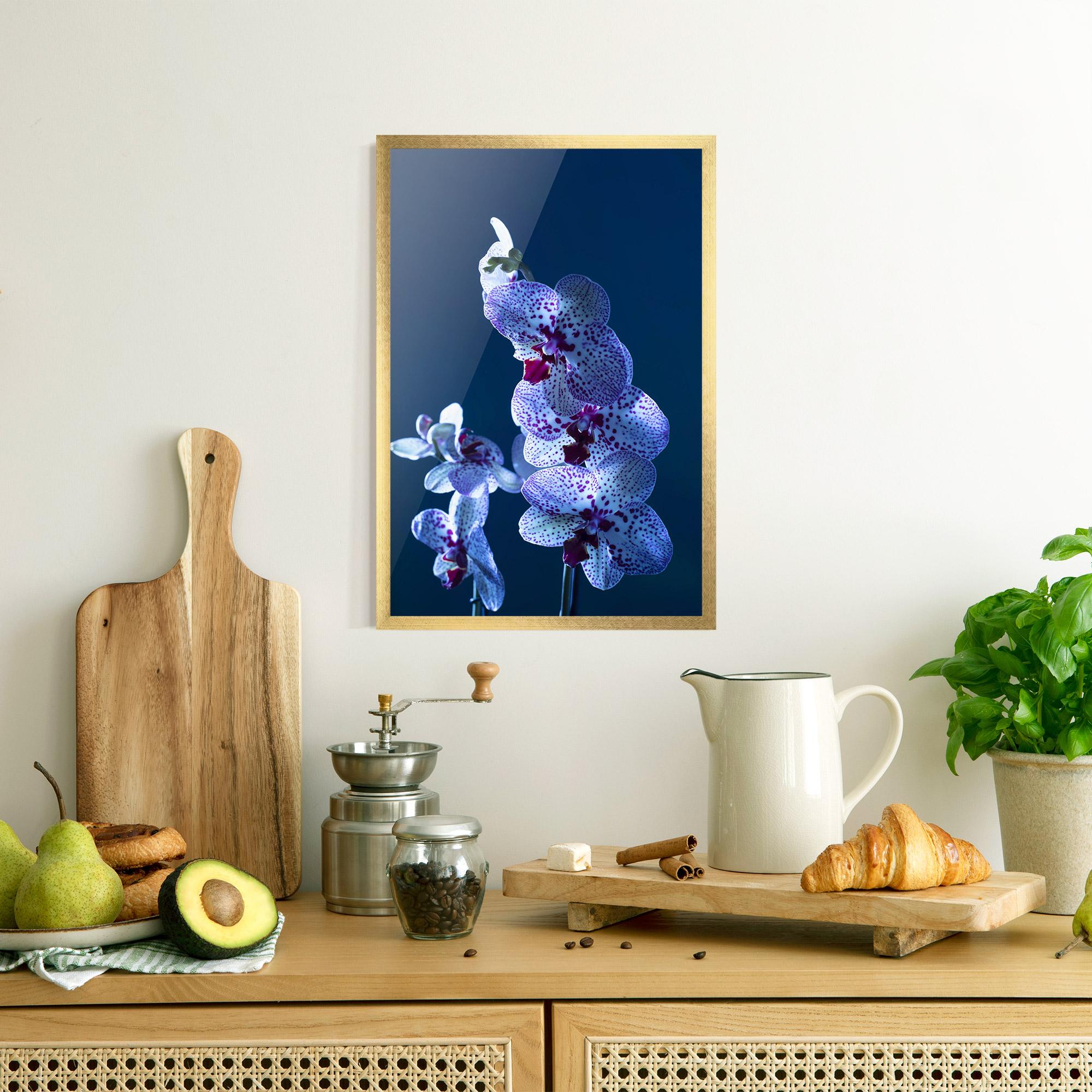 Рамкиран постер Blue Light Orchid mockup 8