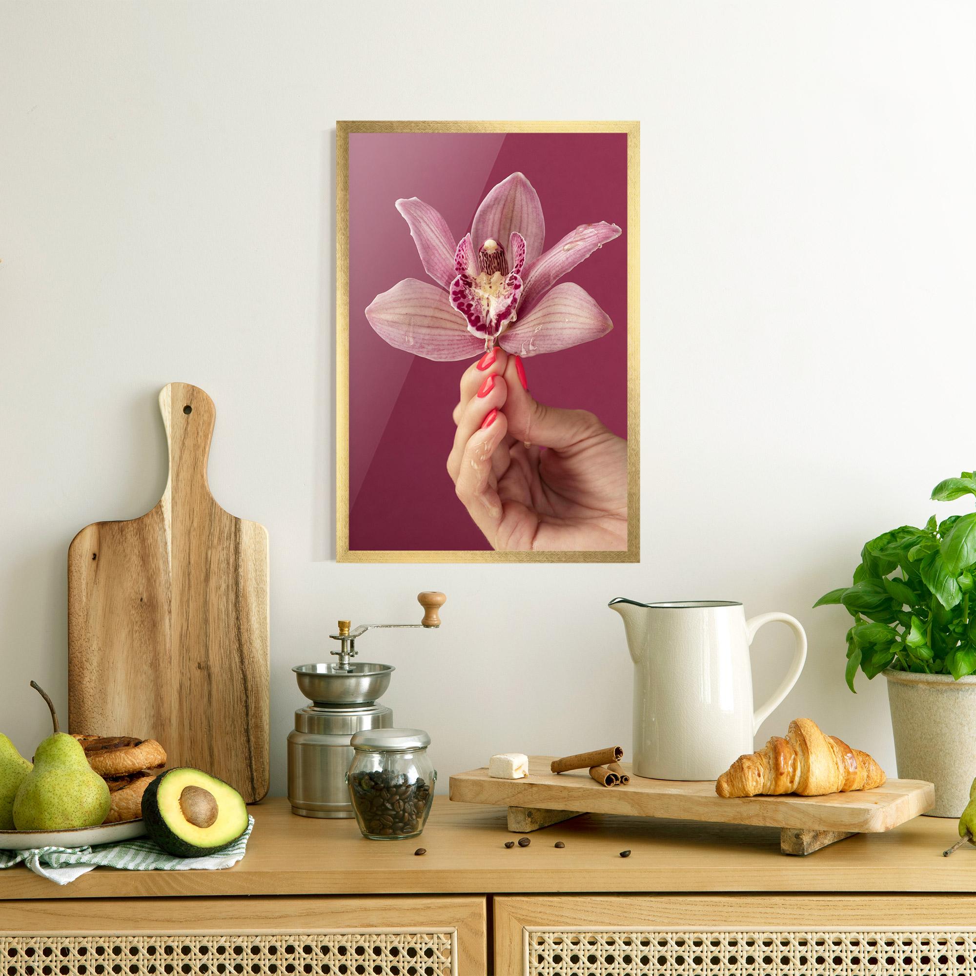 Рамкиран постер Orchid Holding mockup 8
