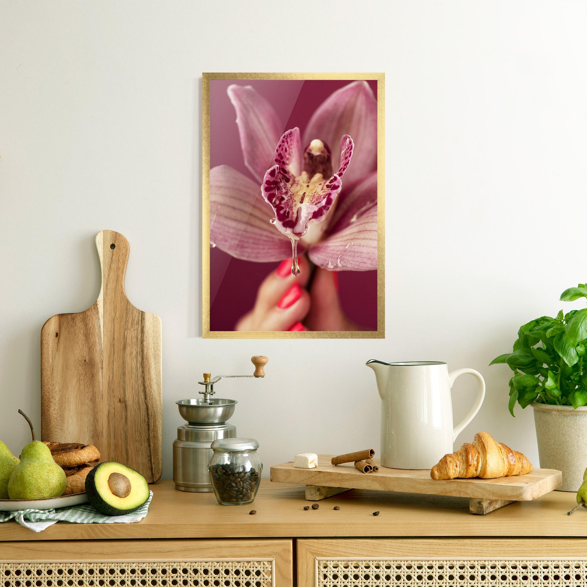 Рамкиран постер Wet Orchid mockup 8