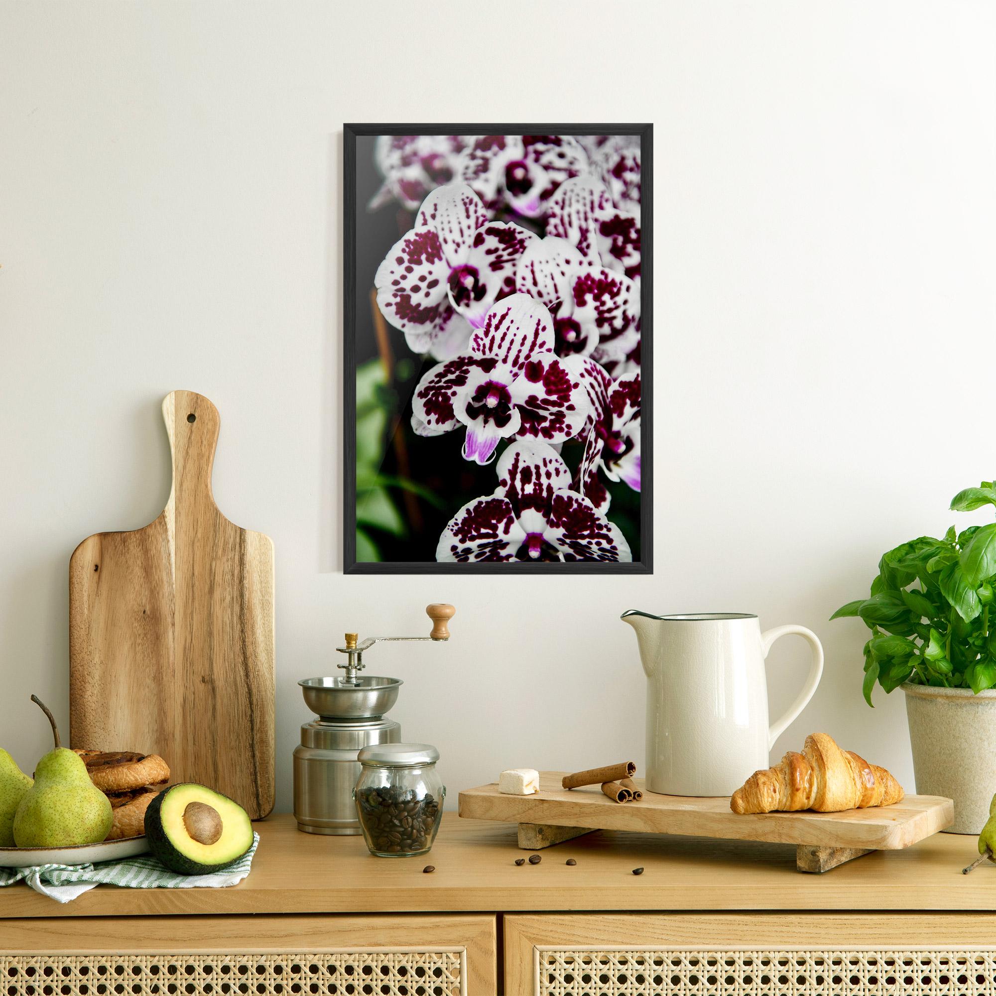 Рамкиран постер Dark Purple Orchids mockup 8