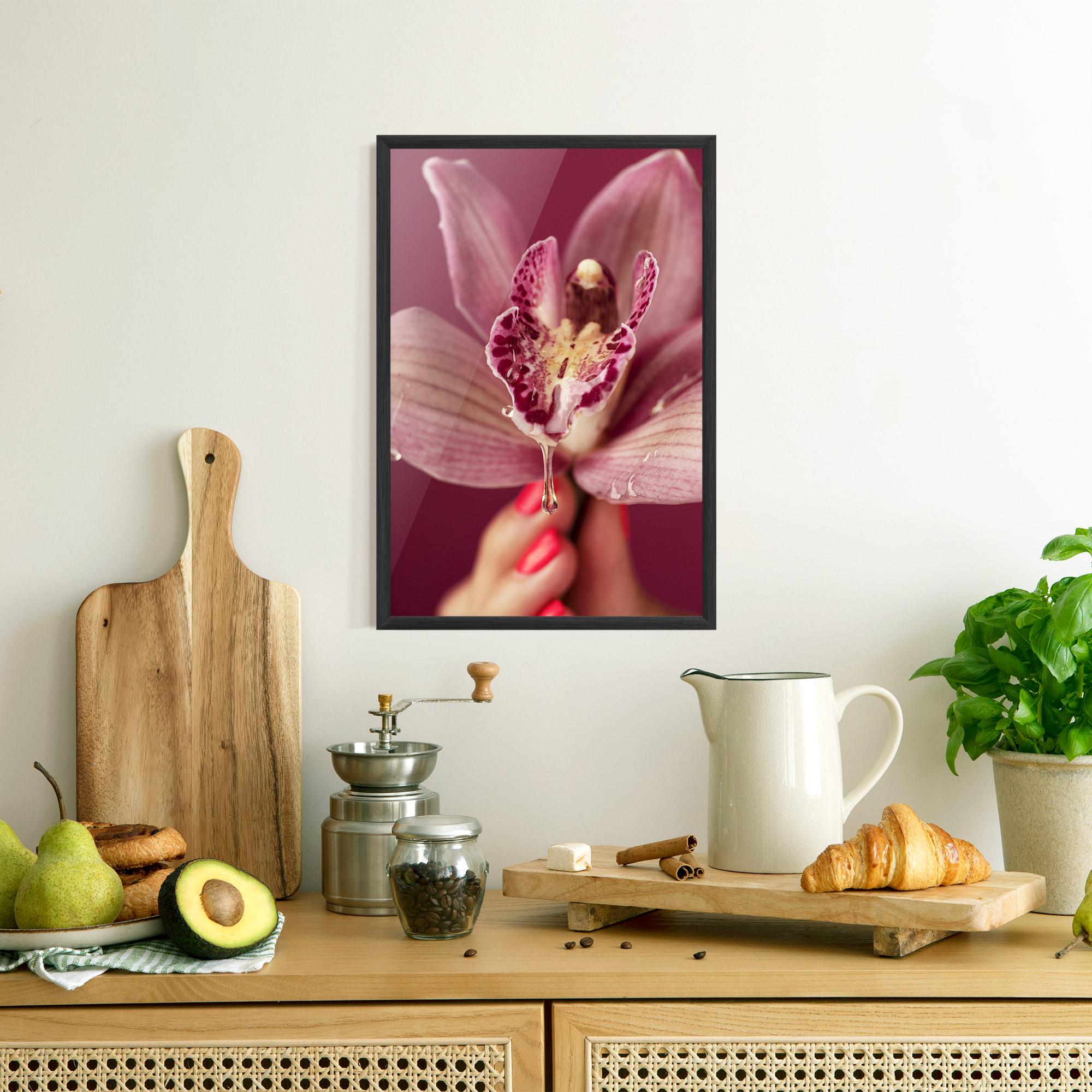 Рамкиран постер Wet Orchid mockup 8