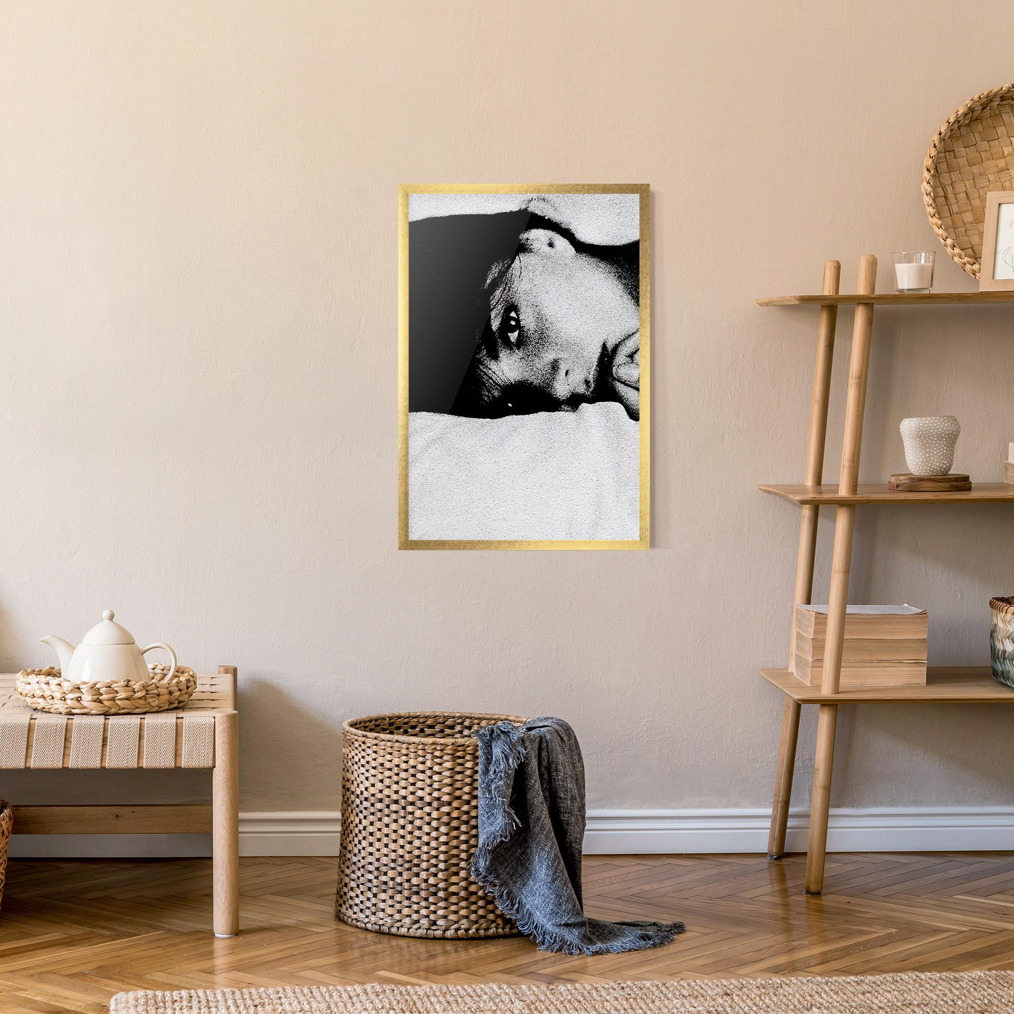 Рамкиран постер Eye Contact mockup 9