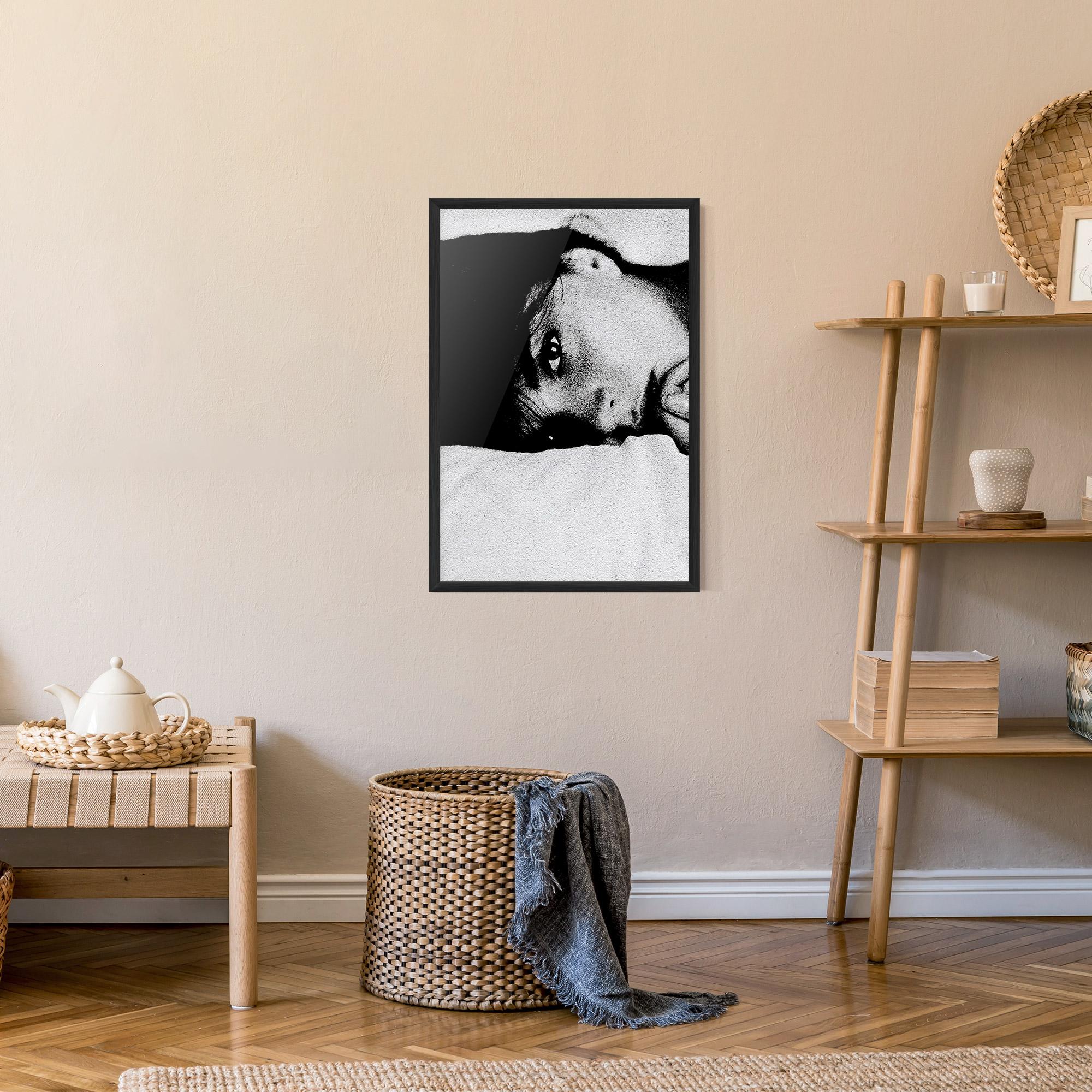 Рамкиран постер Eye Contact mockup 9