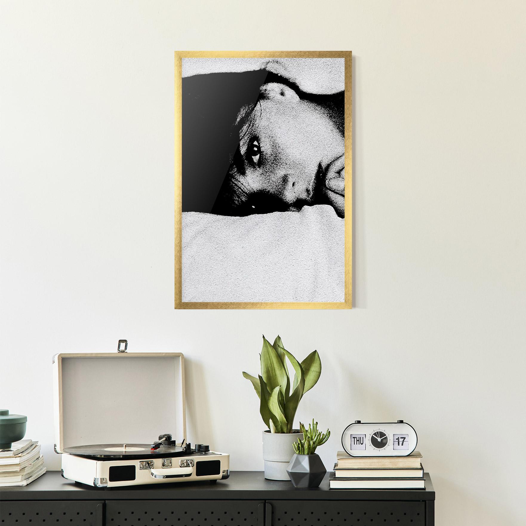 Рамкиран постер Eye Contact mockup 2