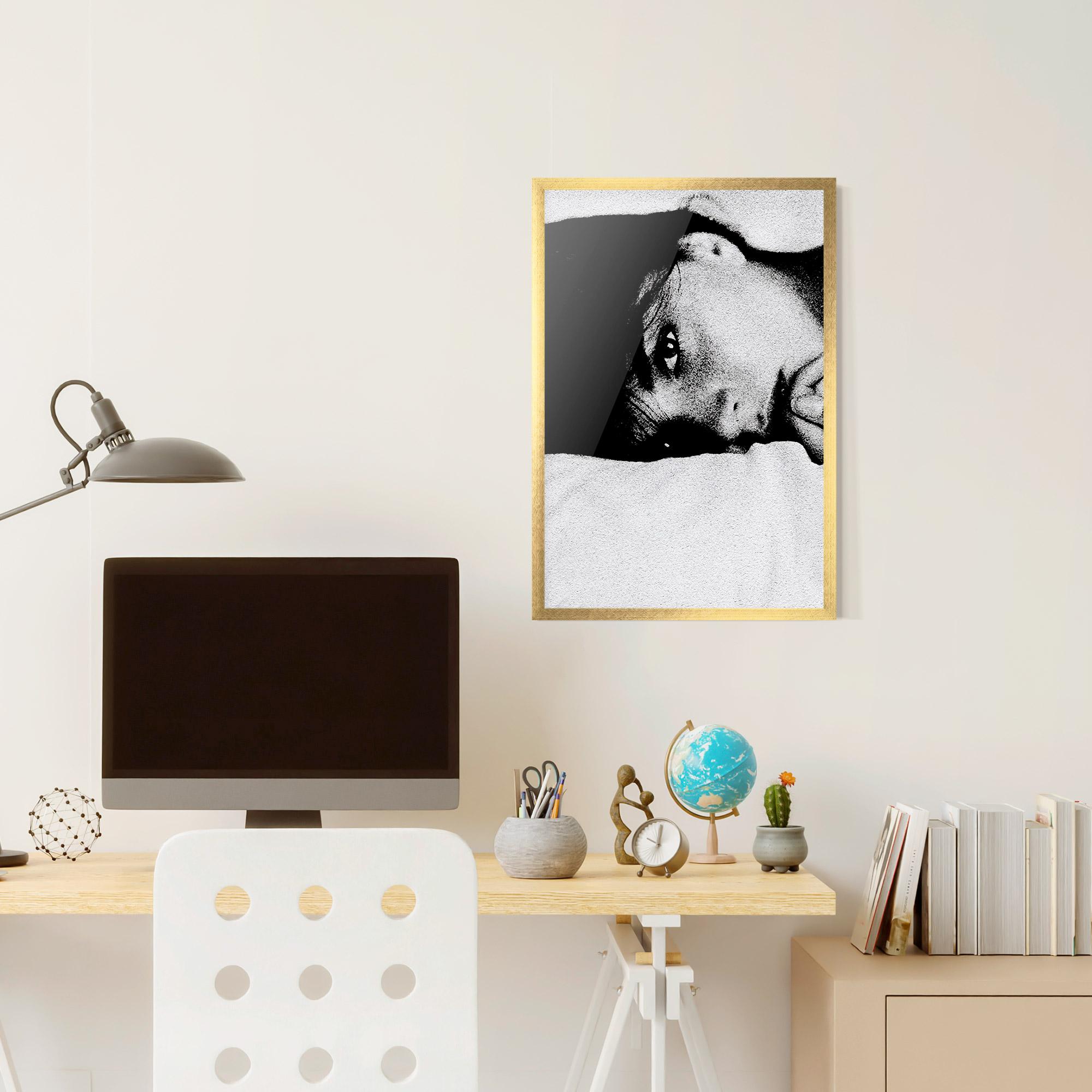 Рамкиран постер Eye Contact mockup 6