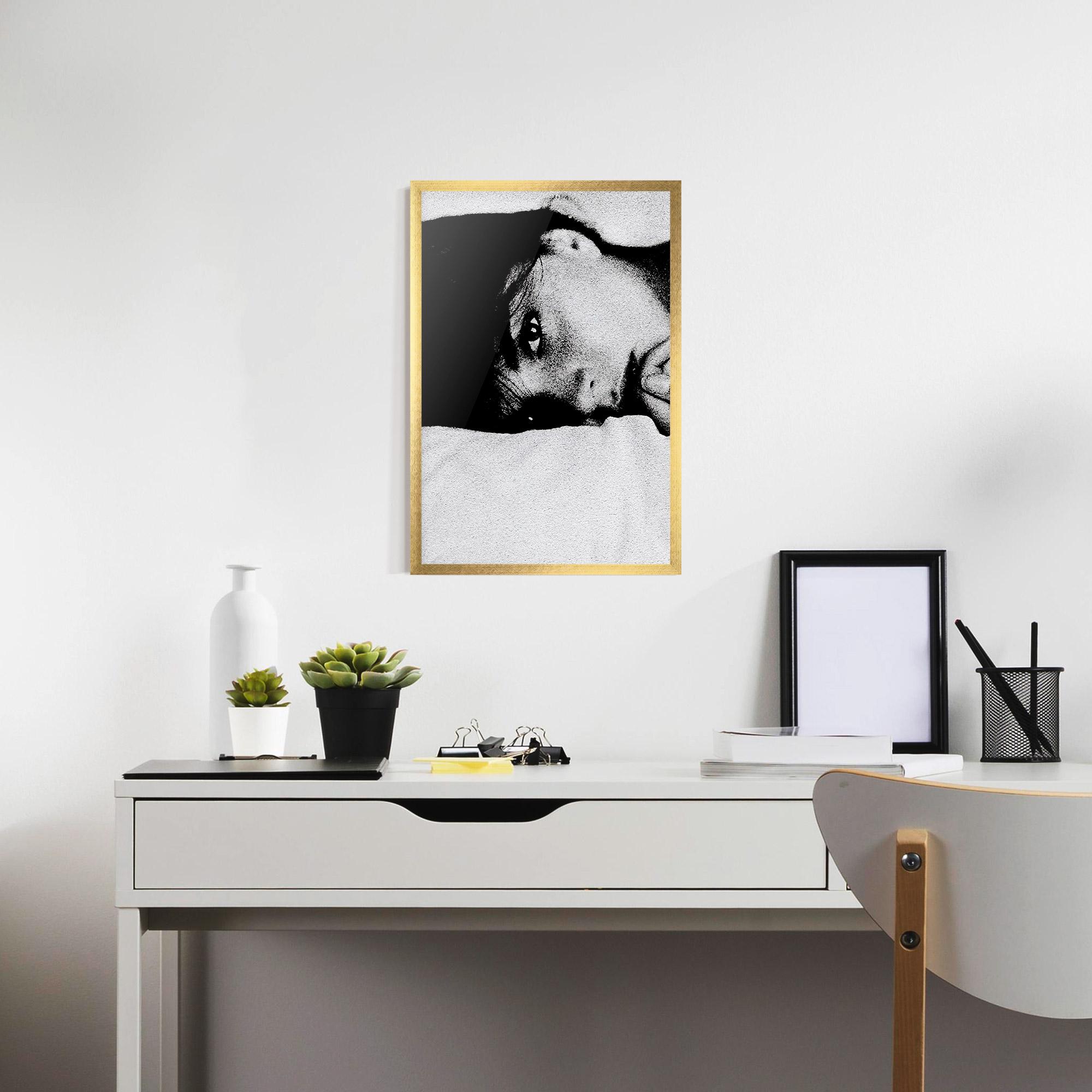 Рамкиран постер Eye Contact mockup 7