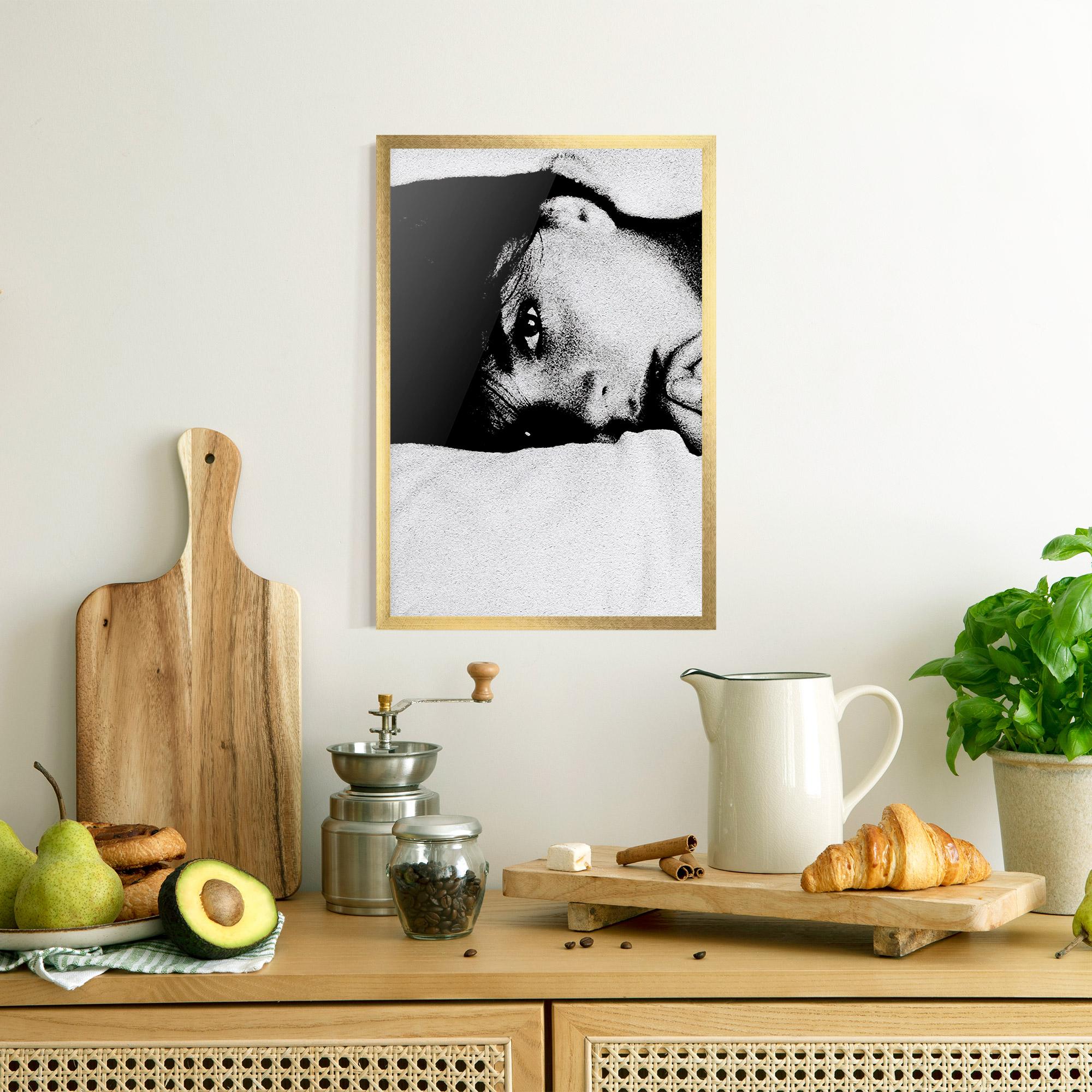 Рамкиран постер Eye Contact mockup 8