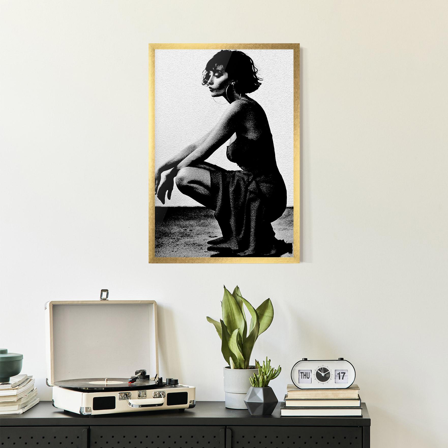 Рамкиран постер Grey Long Dress mockup 2