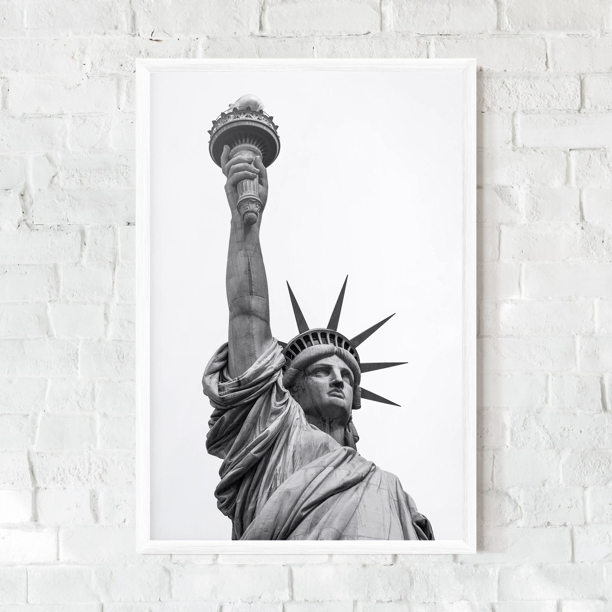 Рамкиран постер Liberty Statue mockup 0