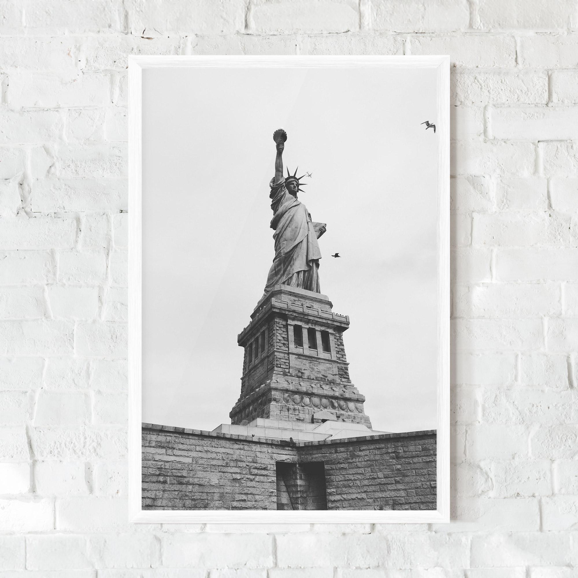 Рамкиран постер The Statue Of Liberty mockup 0