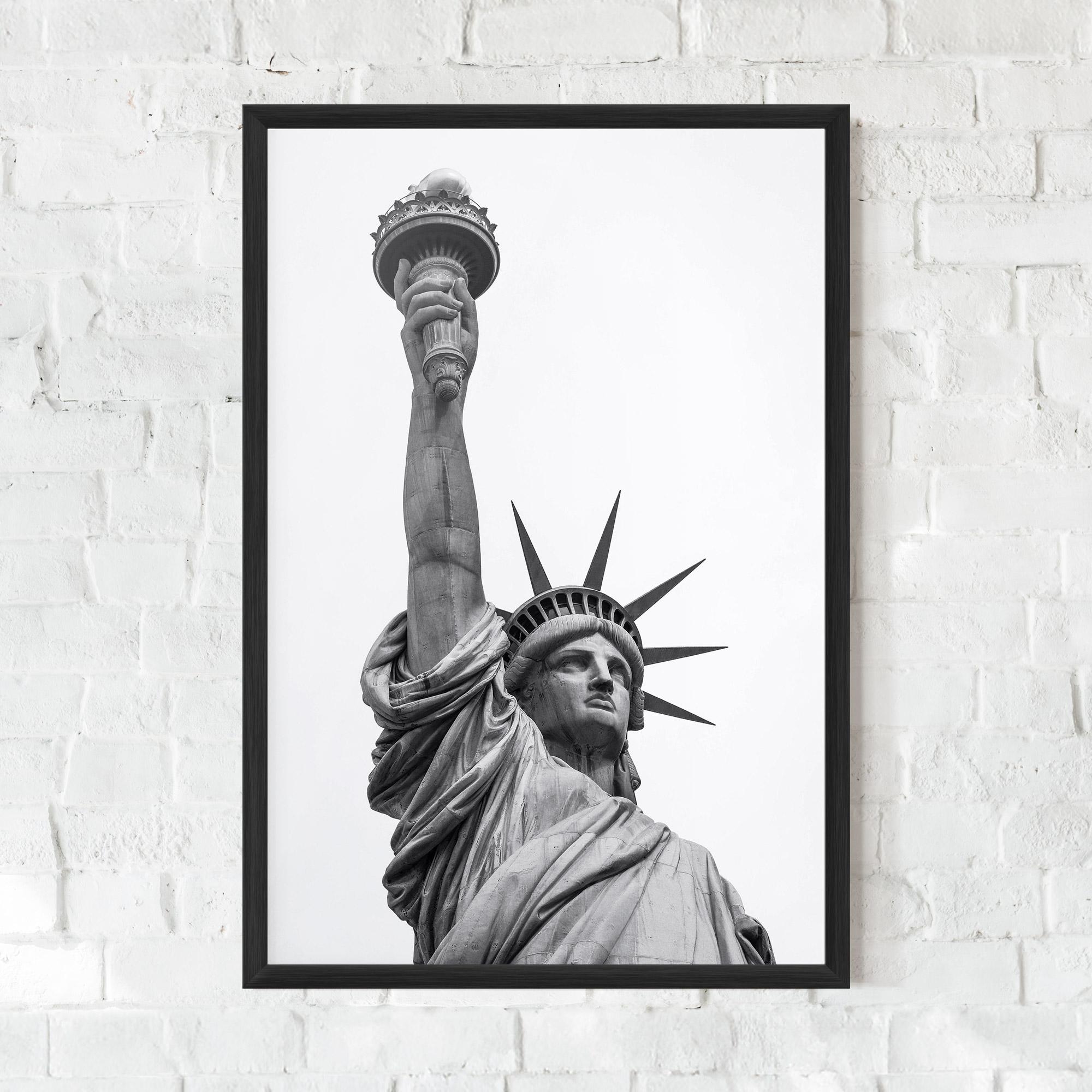 Рамкиран постер Liberty Statue mockup 0