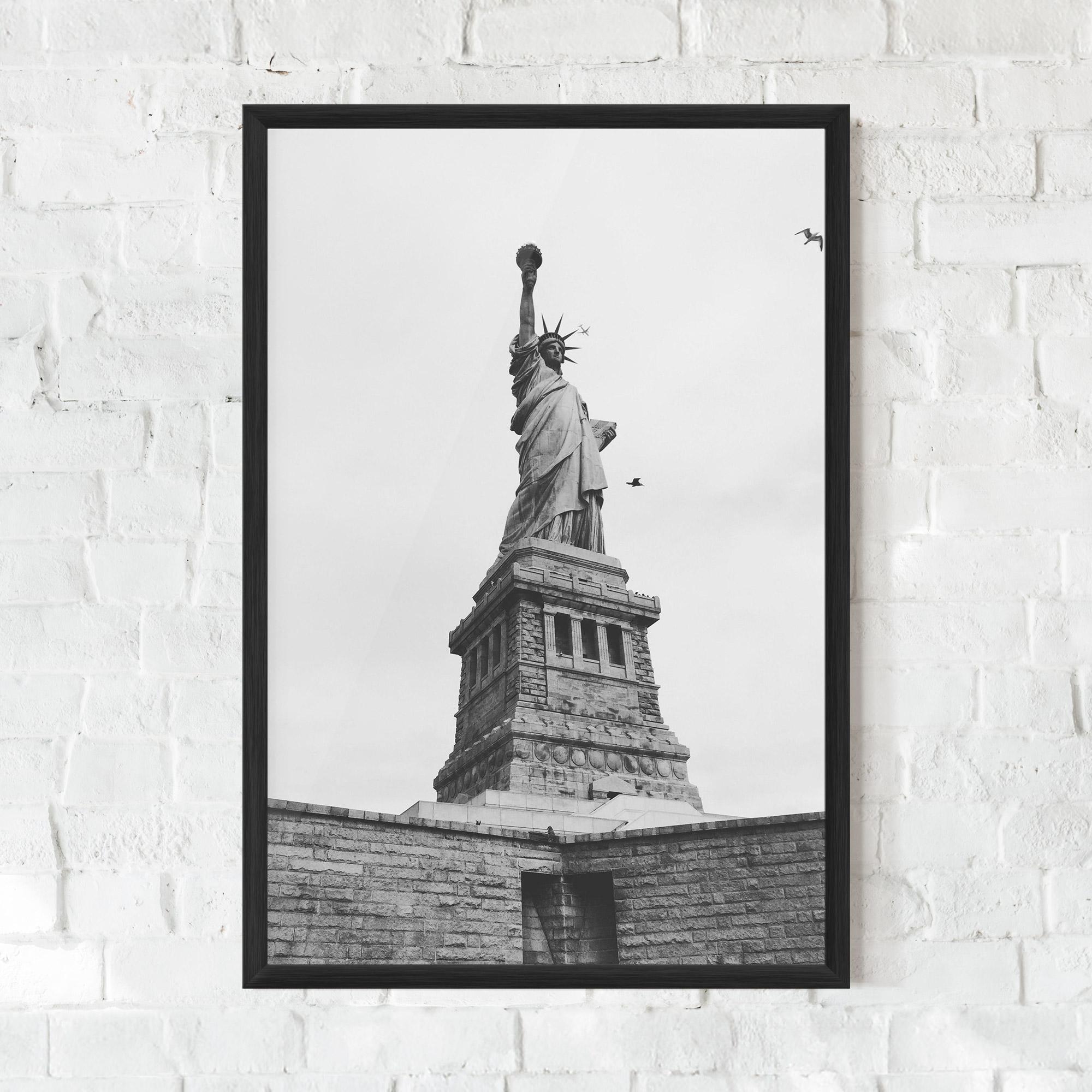 Рамкиран постер The Statue Of Liberty mockup 0
