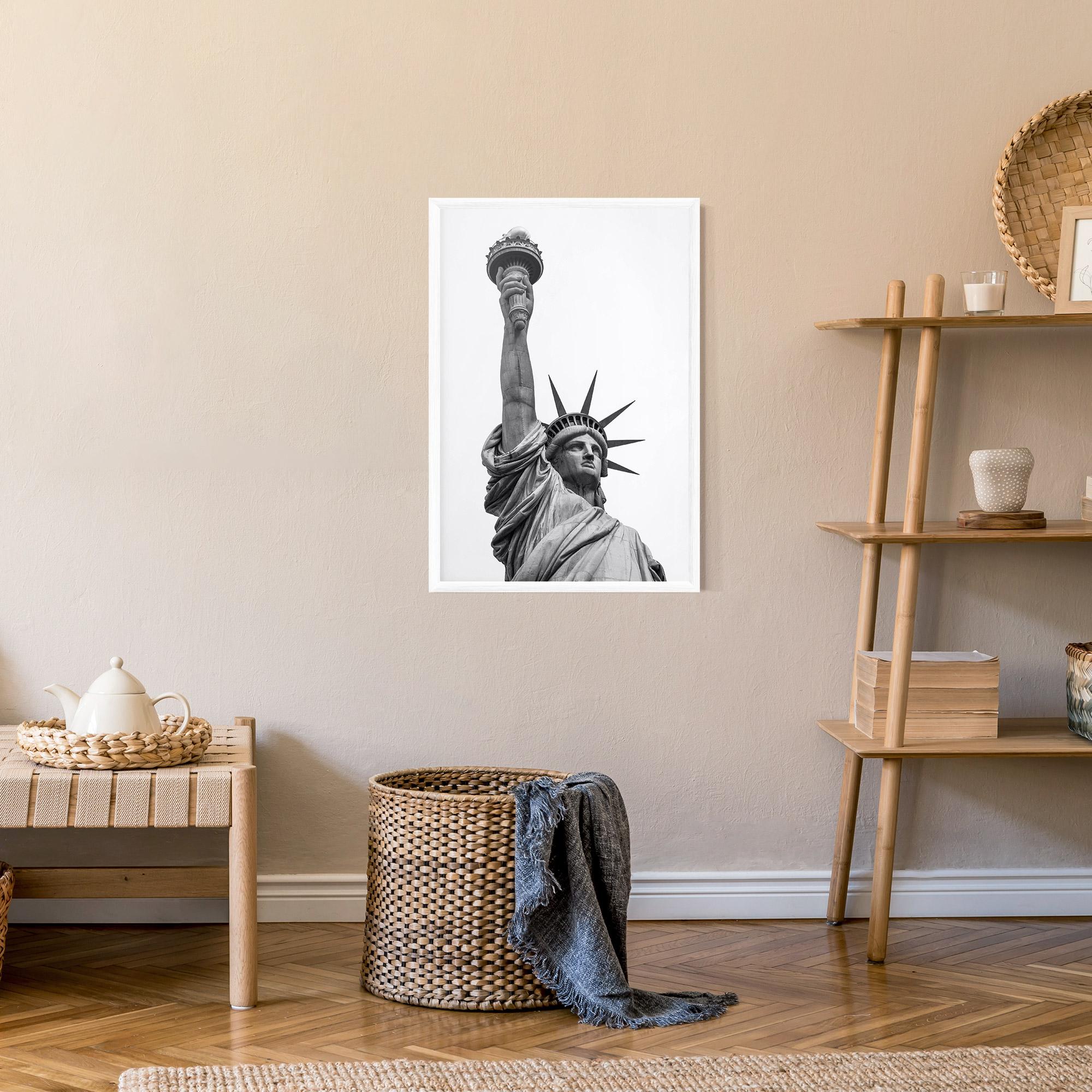 Рамкиран постер Liberty Statue mockup 9