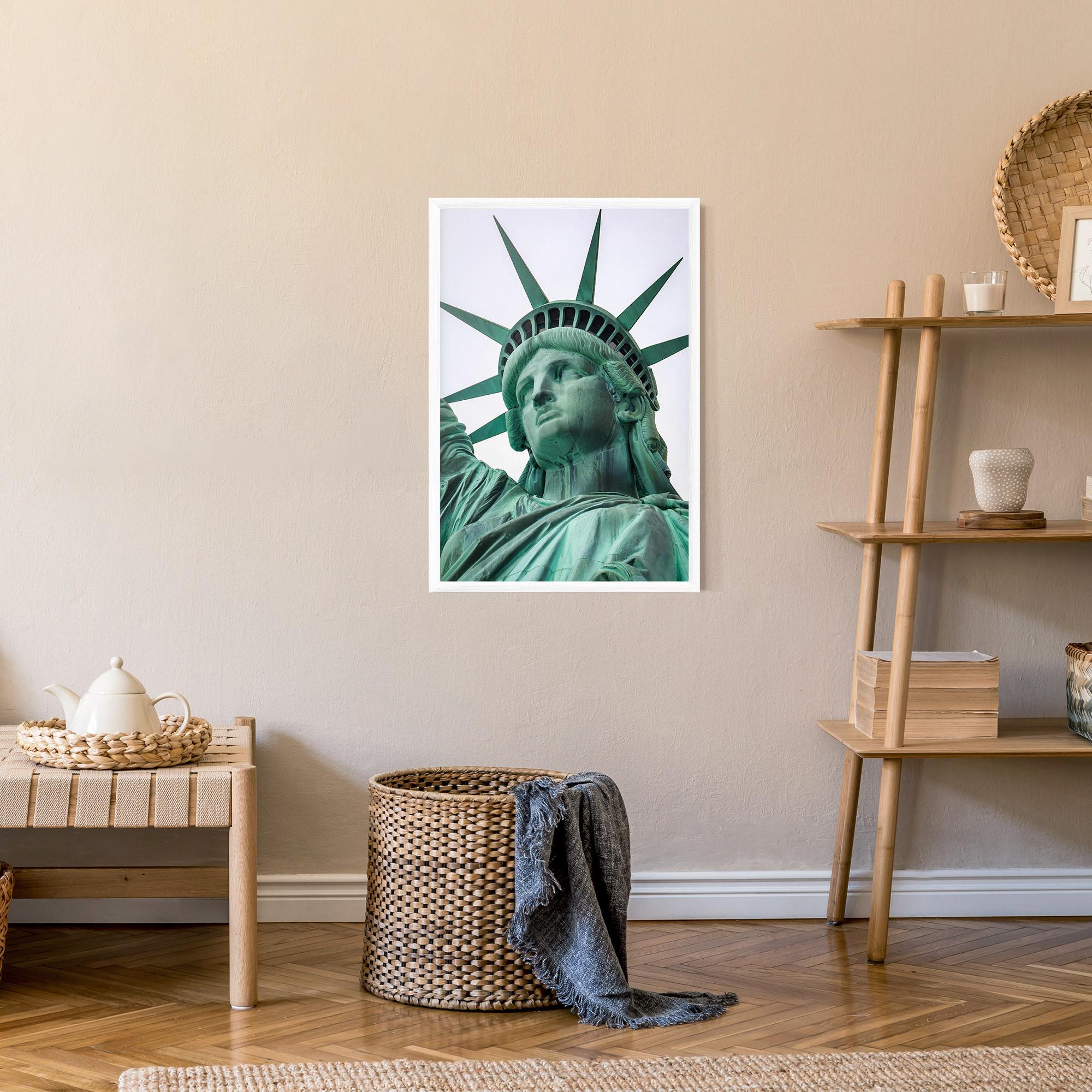 Рамкиран постер Statue Of Liberty Head mockup 9