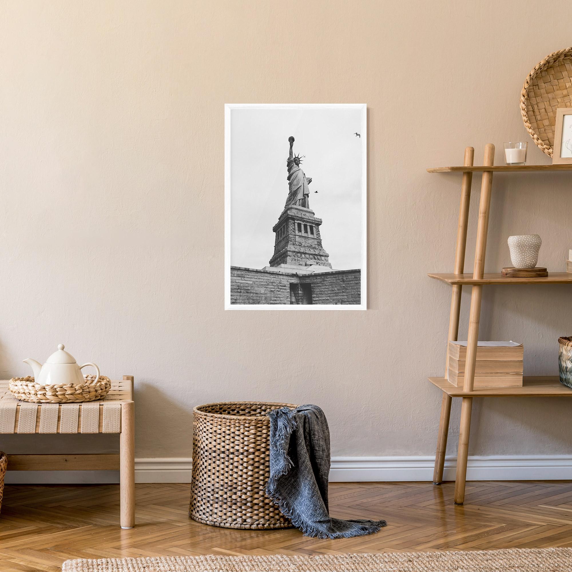 Рамкиран постер The Statue Of Liberty mockup 9