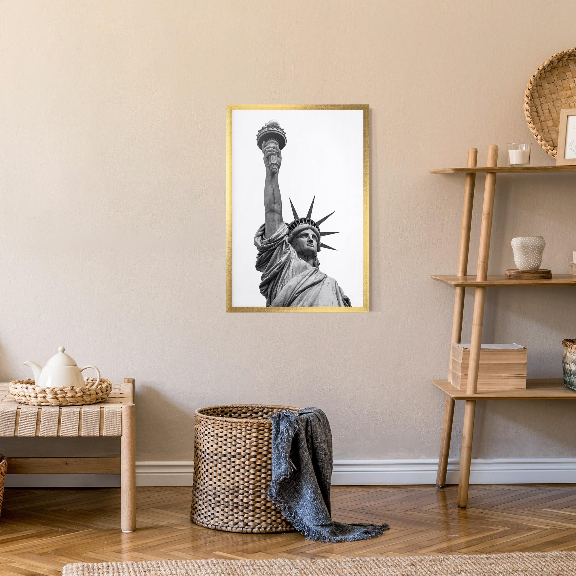 Рамкиран постер Liberty Statue mockup 9