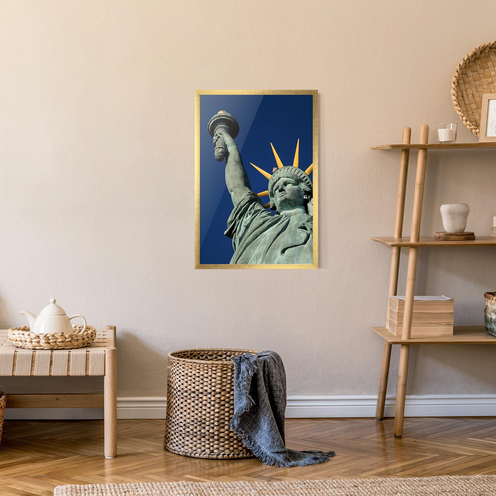 Рамкиран постер Statue Of Liberty mockup 9