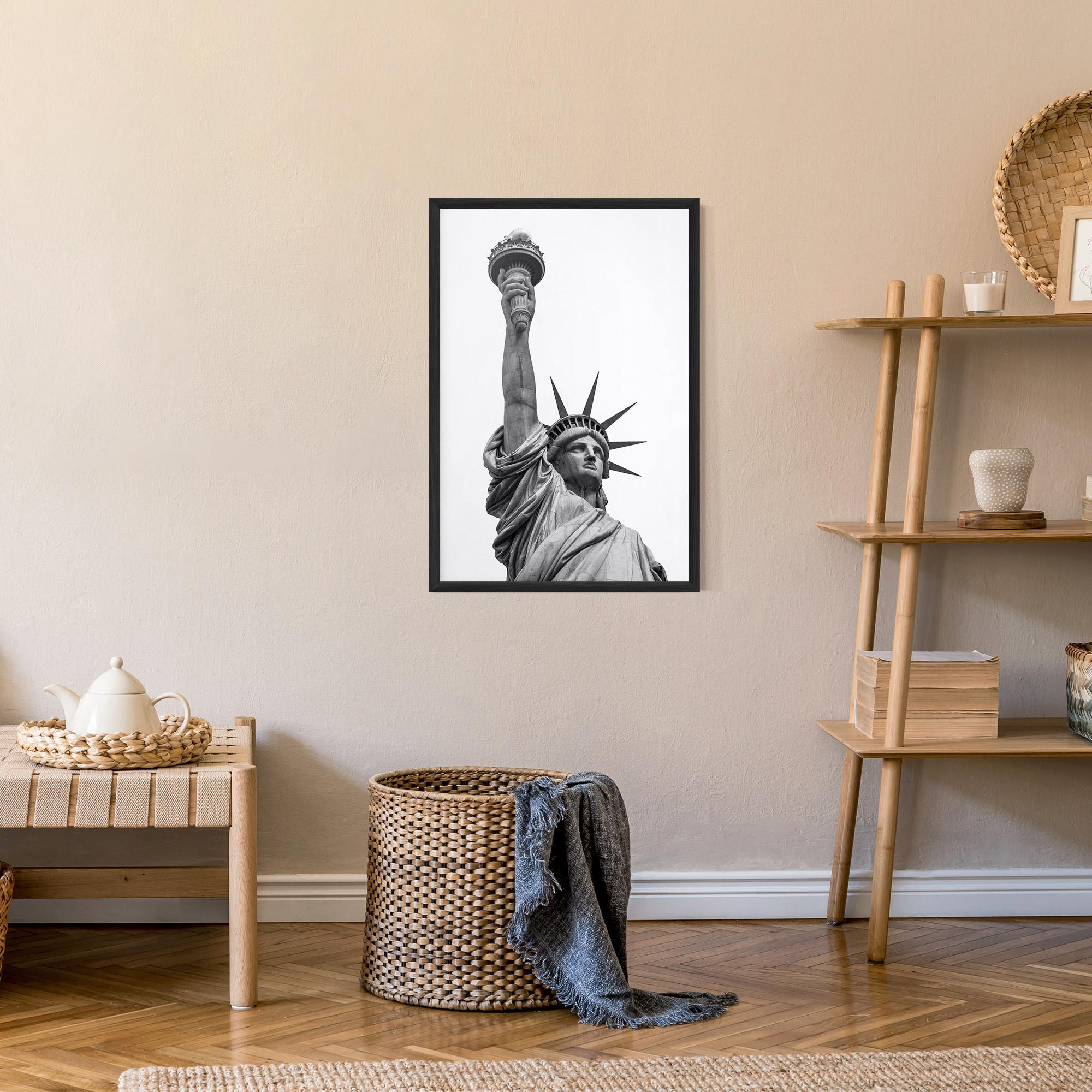 Рамкиран постер Liberty Statue mockup 9