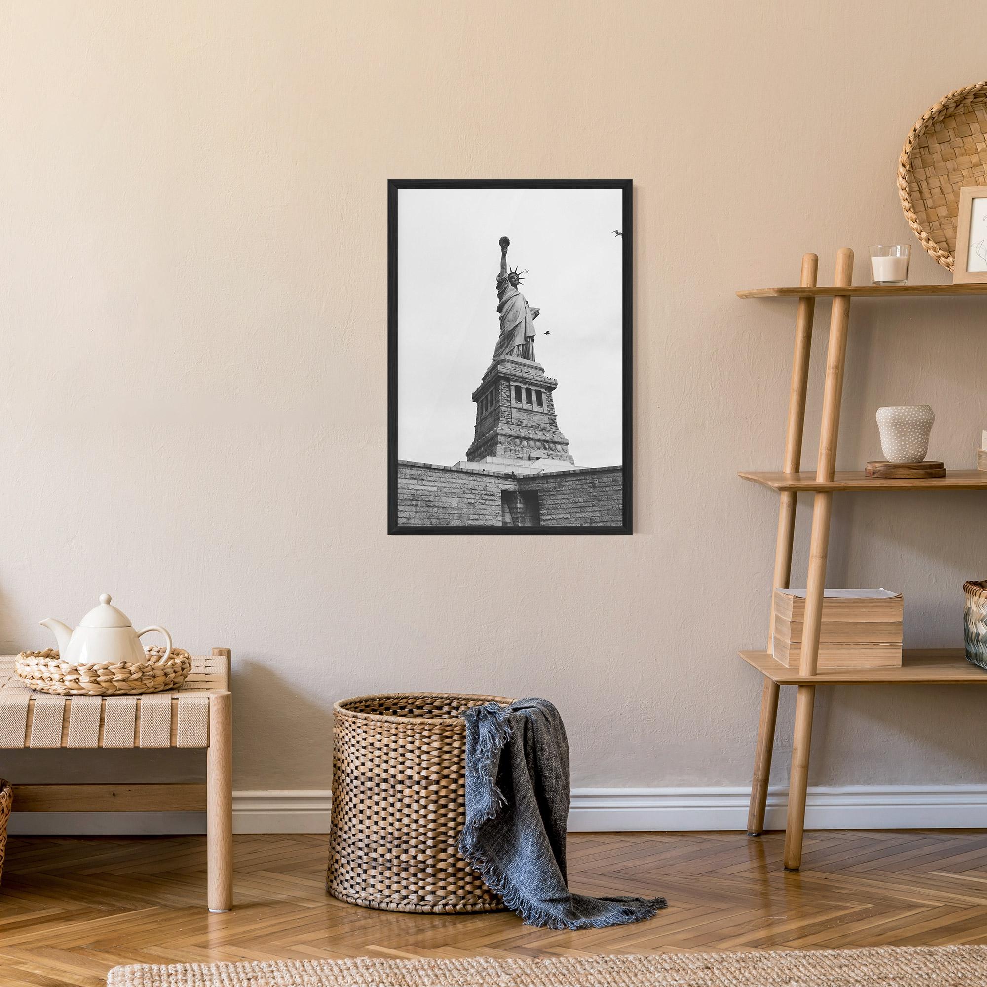 Рамкиран постер The Statue Of Liberty mockup 9
