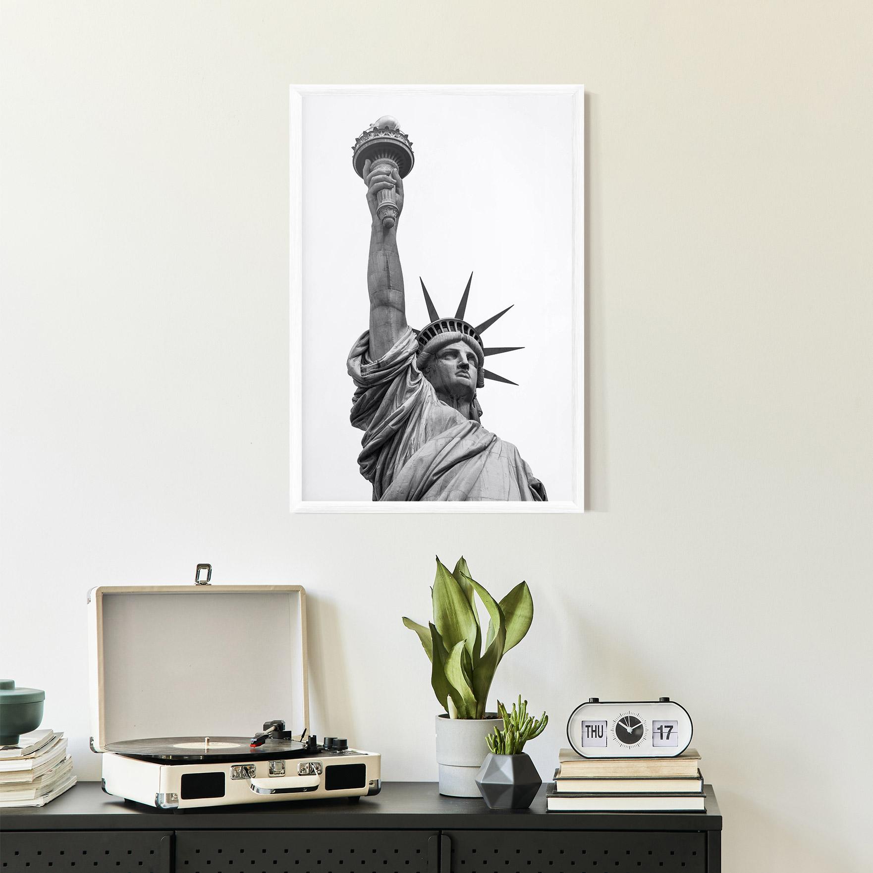 Рамкиран постер Liberty Statue mockup 2