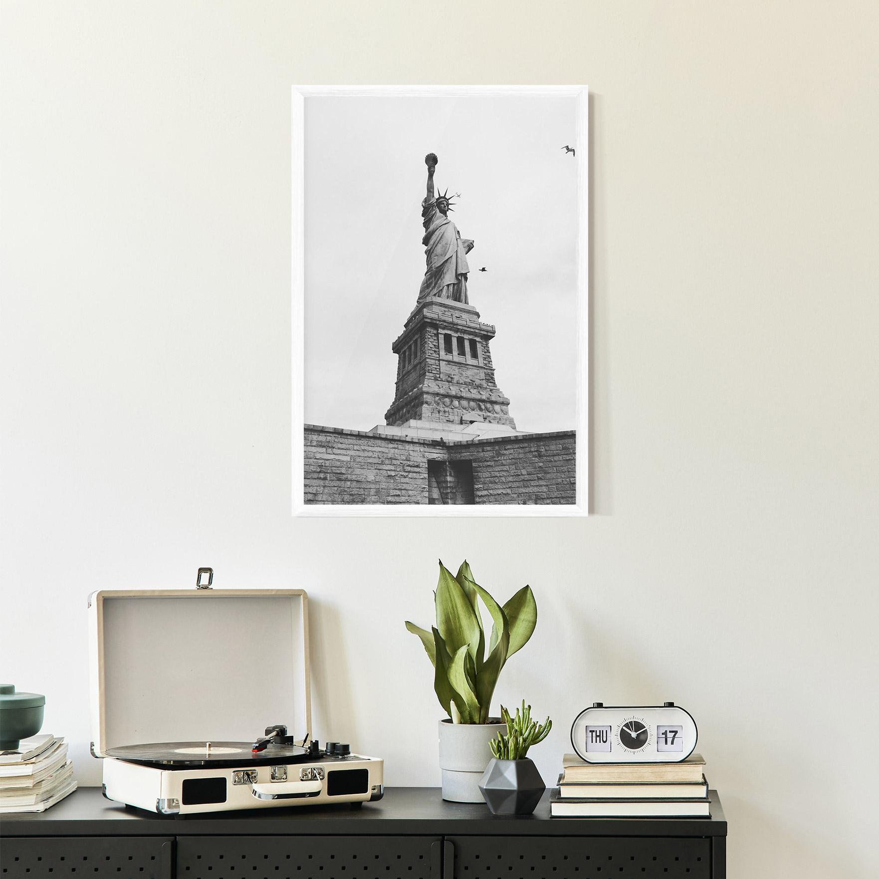 Рамкиран постер The Statue Of Liberty mockup 2