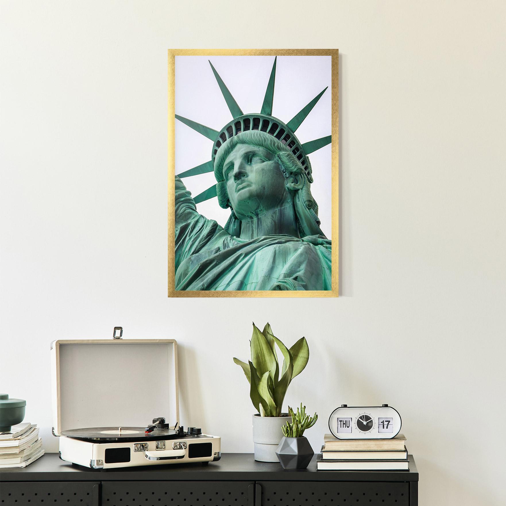 Рамкиран постер Statue Of Liberty Head mockup 2